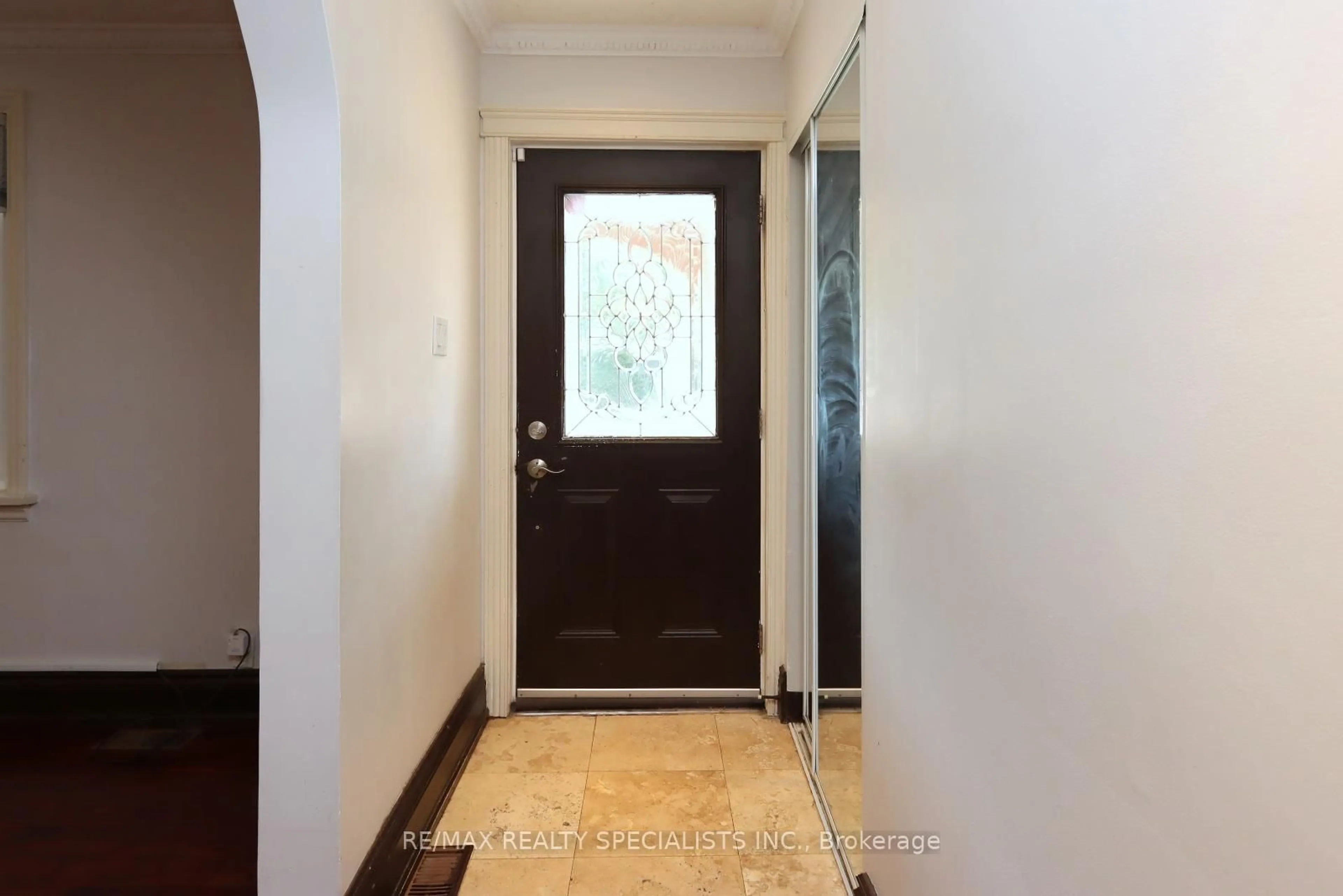 Indoor entryway for 44 Woodward Ave, Markham Ontario L3T 1E5