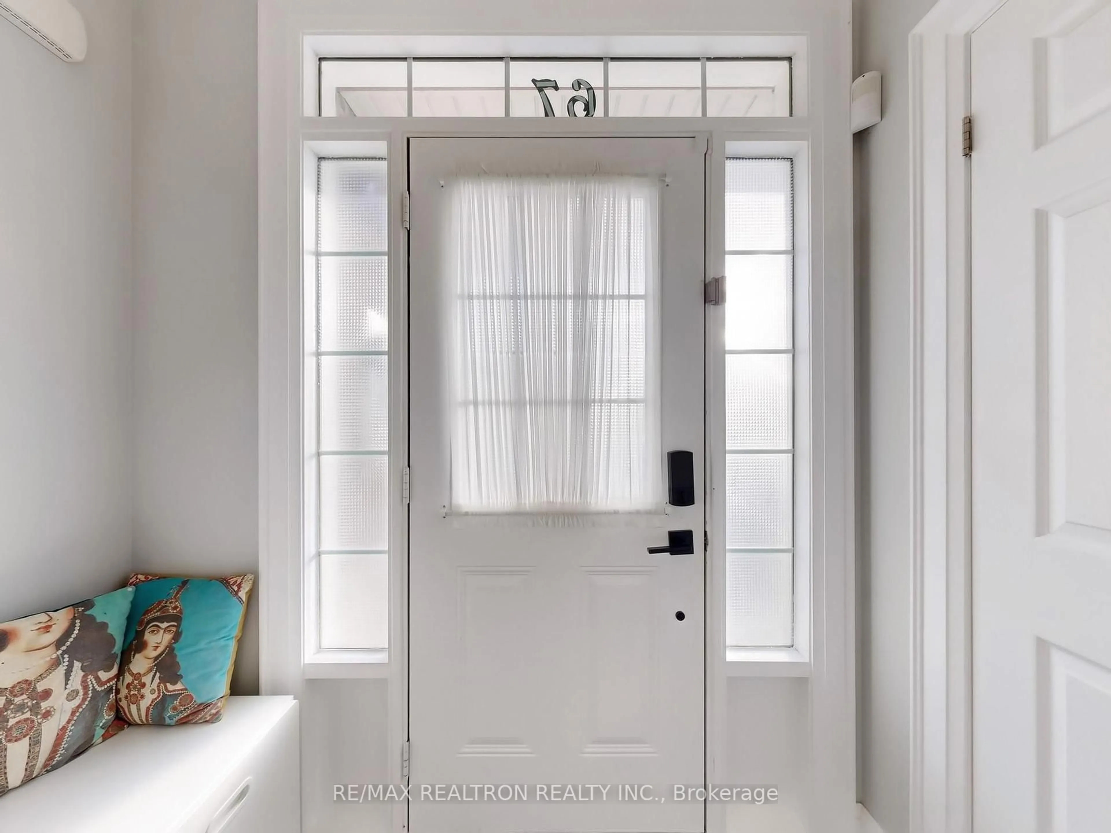 Indoor entryway for 67 Collin Crt, Richmond Hill Ontario L4E 4K1