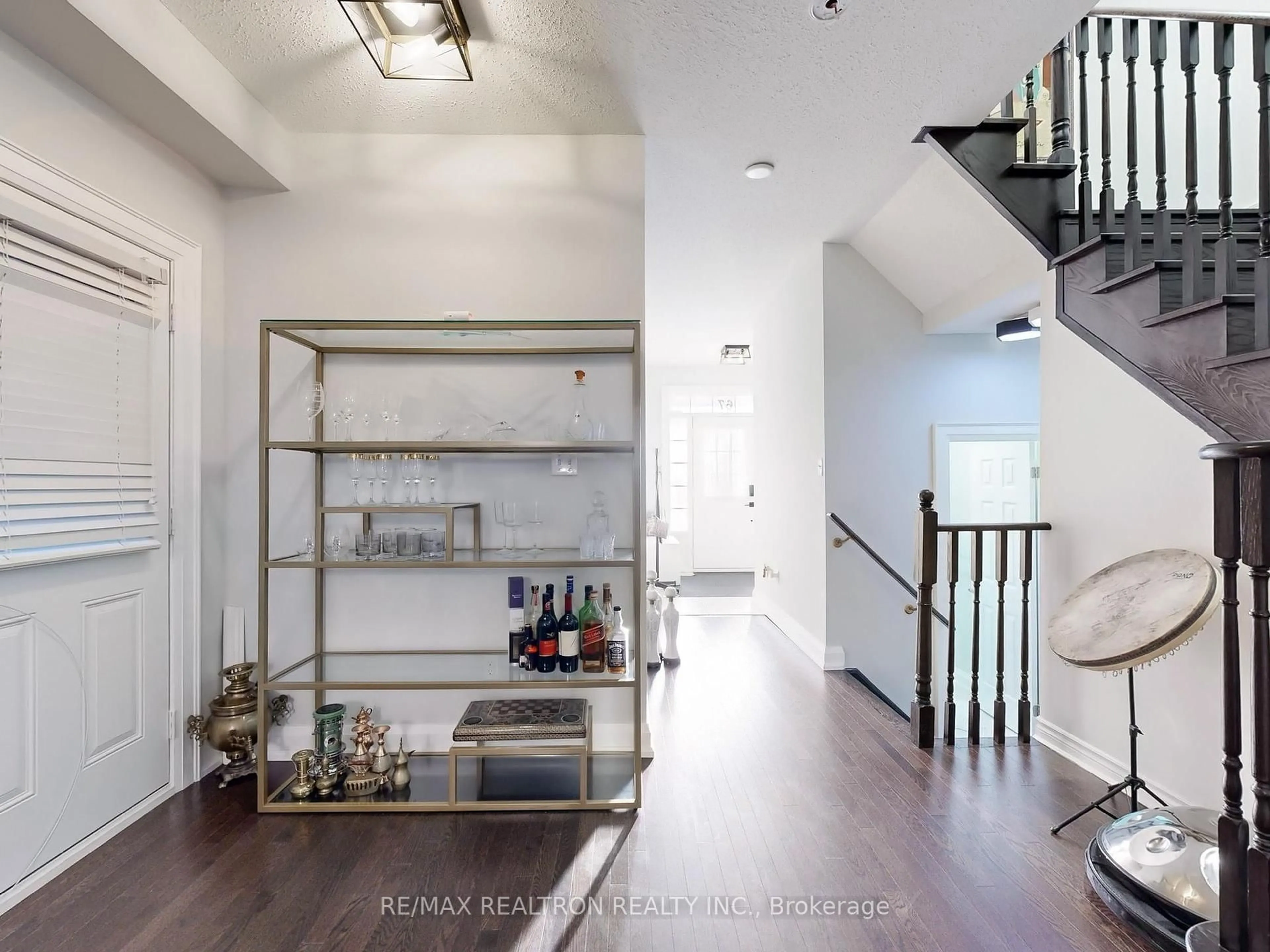 Indoor entryway for 67 Collin Crt, Richmond Hill Ontario L4E 4K1