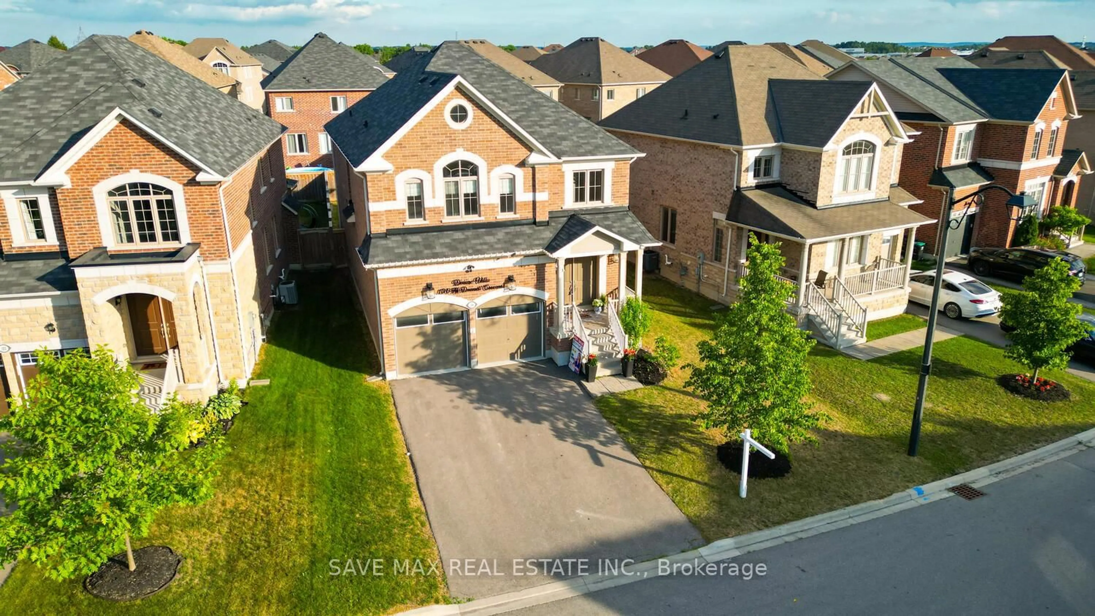 A pic from outside/outdoor area/front of a property/back of a property/a pic from drone, street for 106 Mcdonnell Cres, Bradford West Gwillimbury Ontario L3Z 0S8