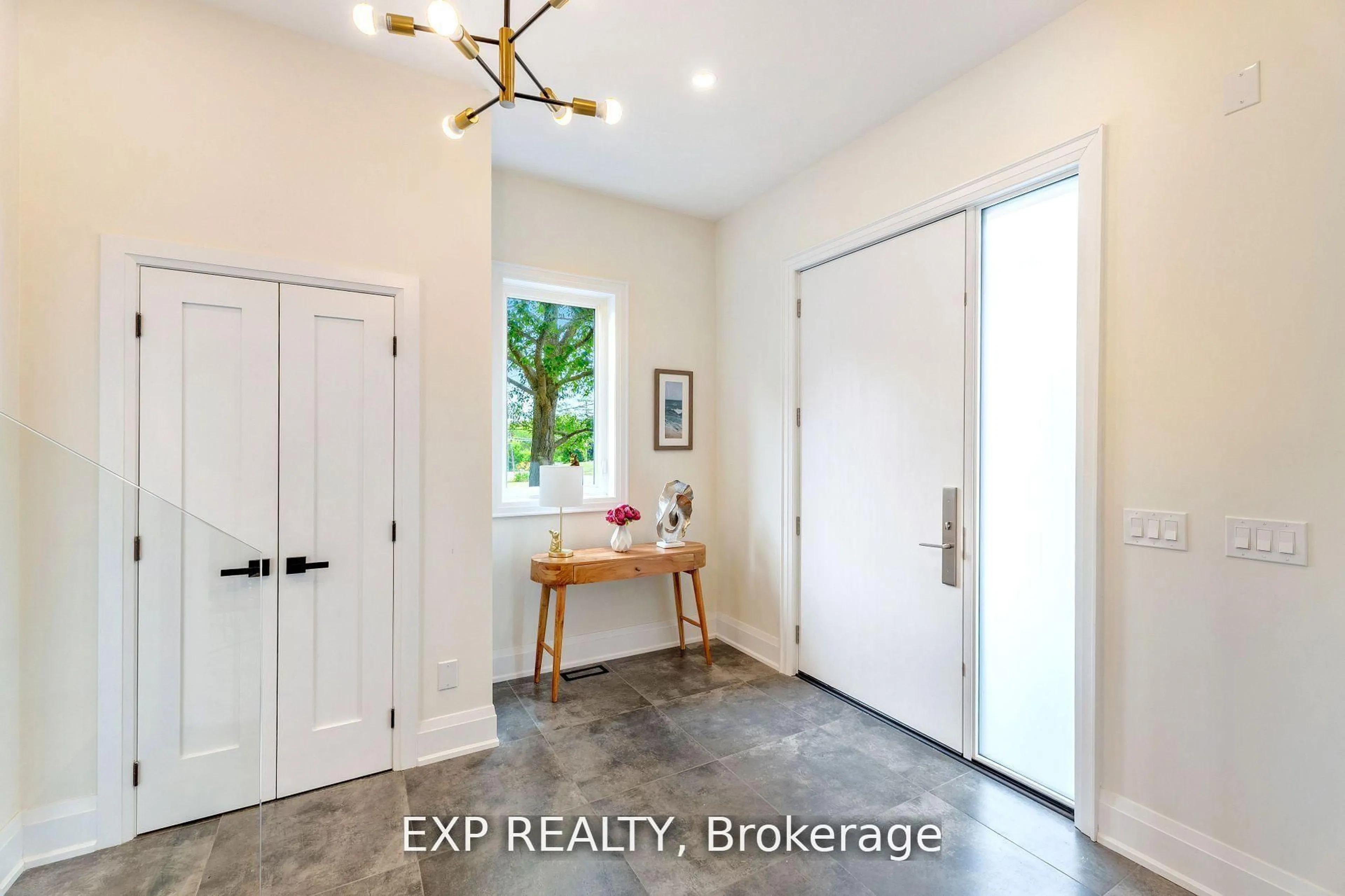 Indoor entryway for 271 Main St, Uxbridge Ontario L9P 1R9