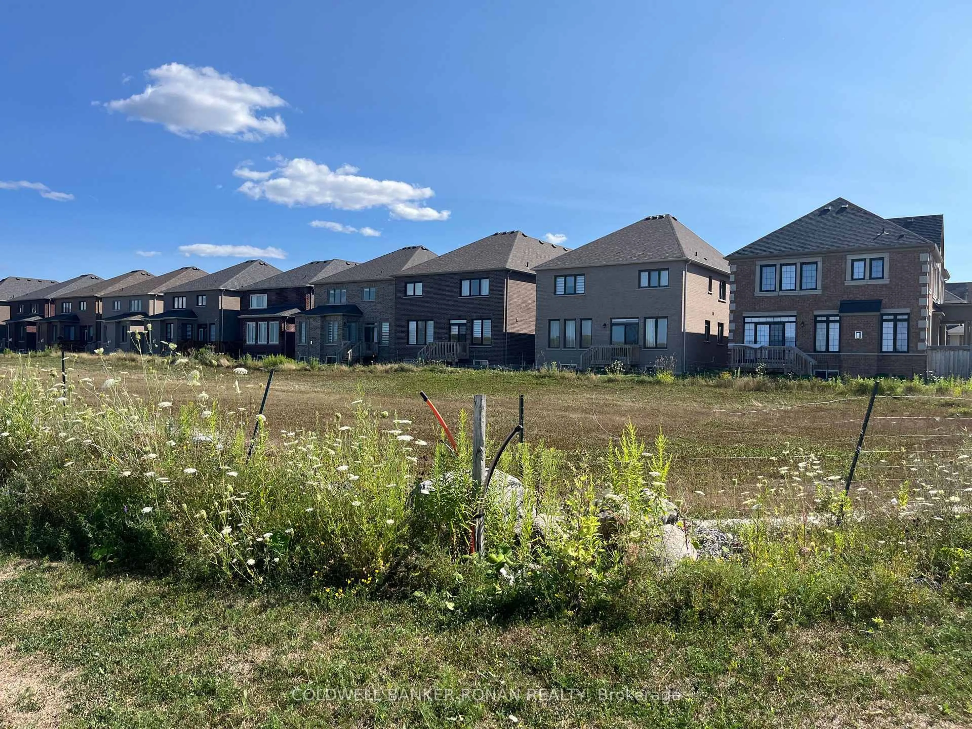 A pic from outside/outdoor area/front of a property/back of a property/a pic from drone, street for Part 2 Meadow Vista Cres, East Gwillimbury Ontario L9N 0T4