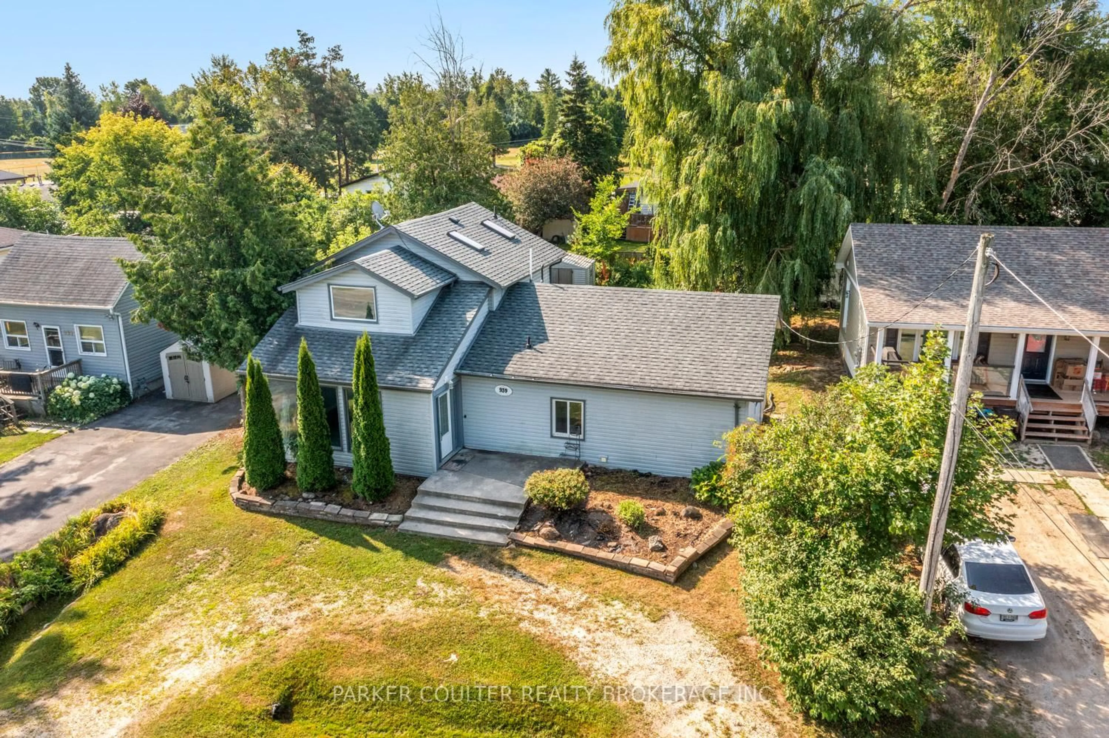 A pic from outside/outdoor area/front of a property/back of a property/a pic from drone, unknown for 939 Clifton Blvd, Innisfil Ontario L9S 1S4