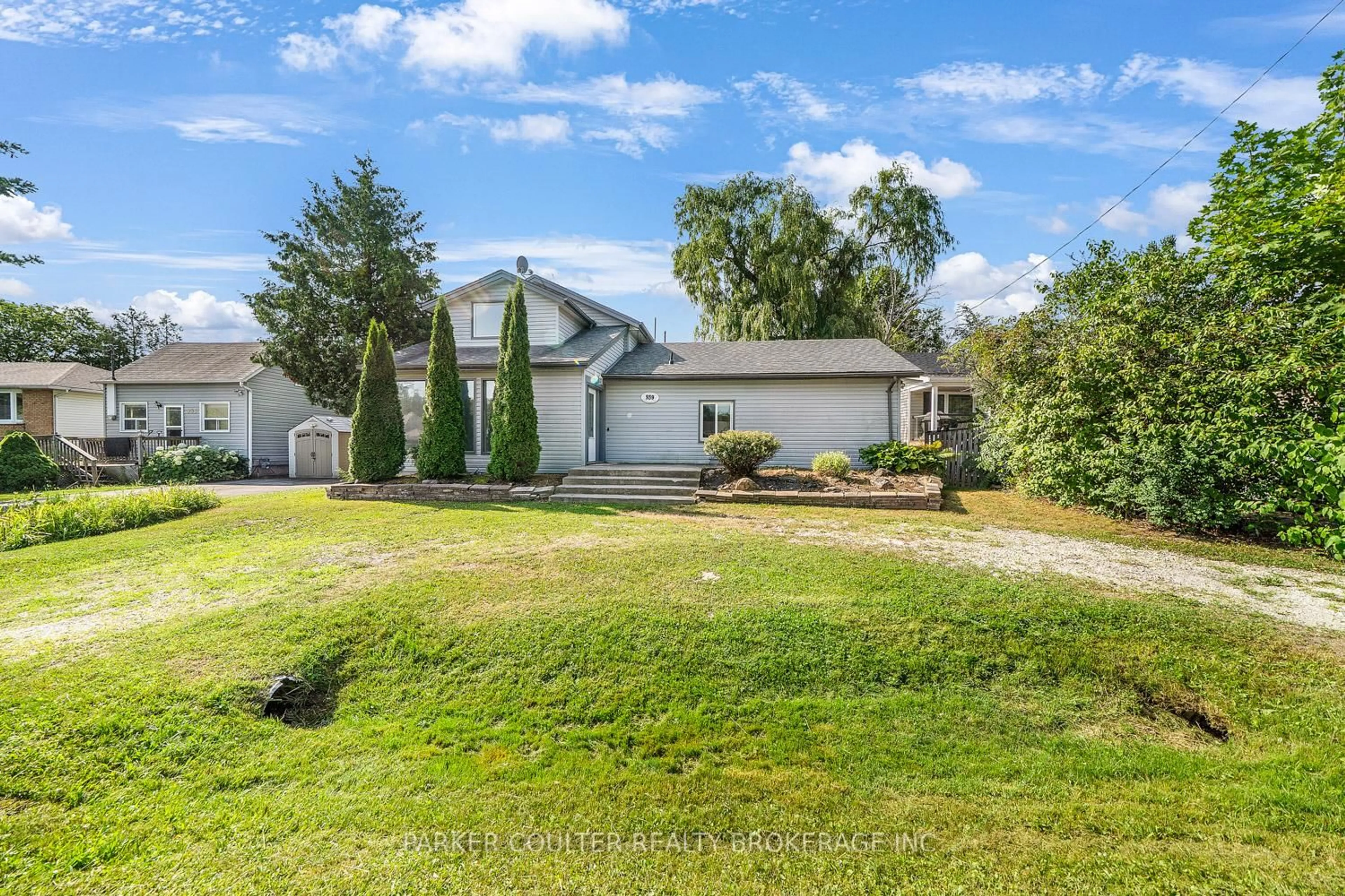 A pic from outside/outdoor area/front of a property/back of a property/a pic from drone, water/lake/river/ocean view for 939 Clifton Blvd, Innisfil Ontario L9S 1S4