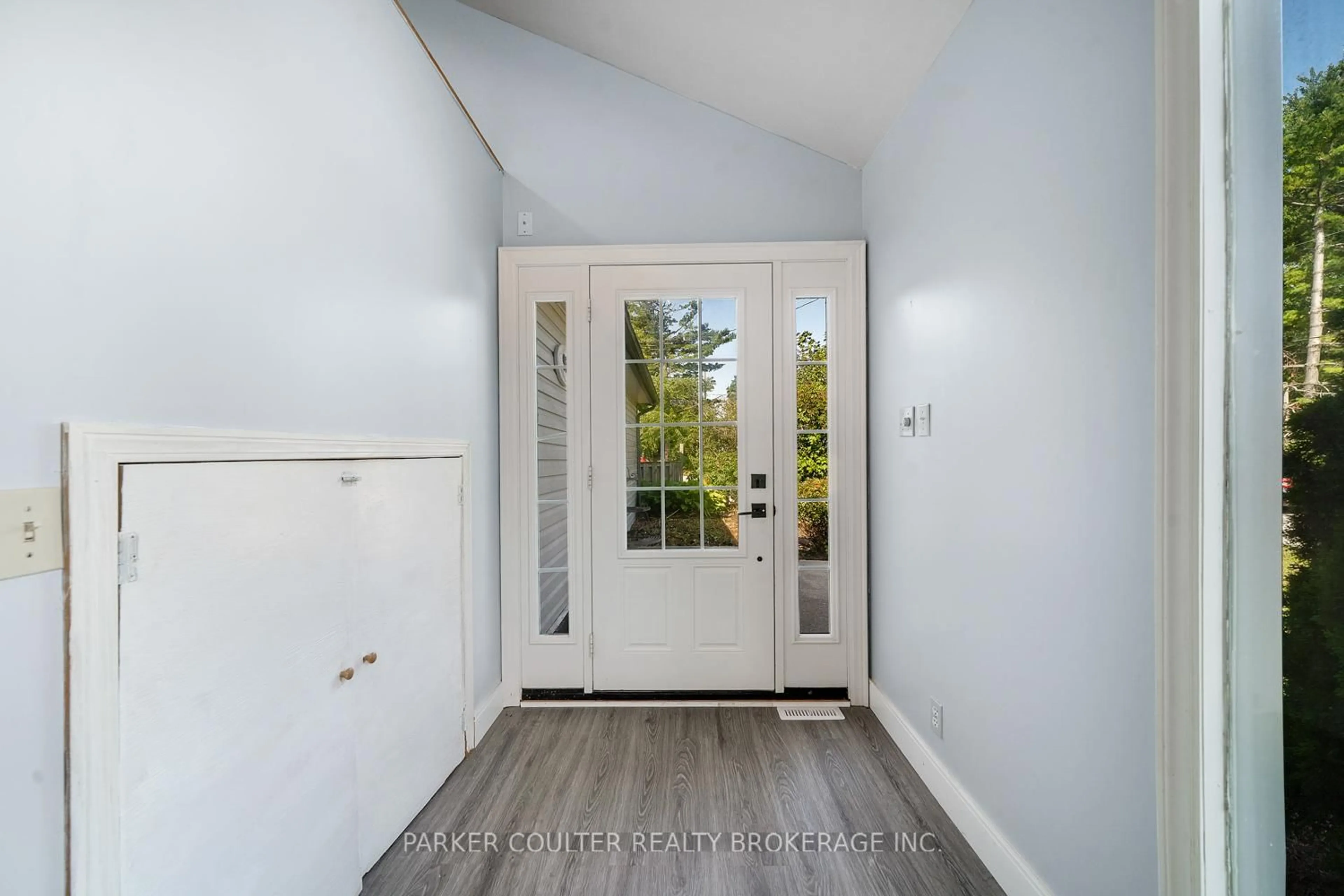 Indoor entryway for 939 Clifton Blvd, Innisfil Ontario L9S 1S4