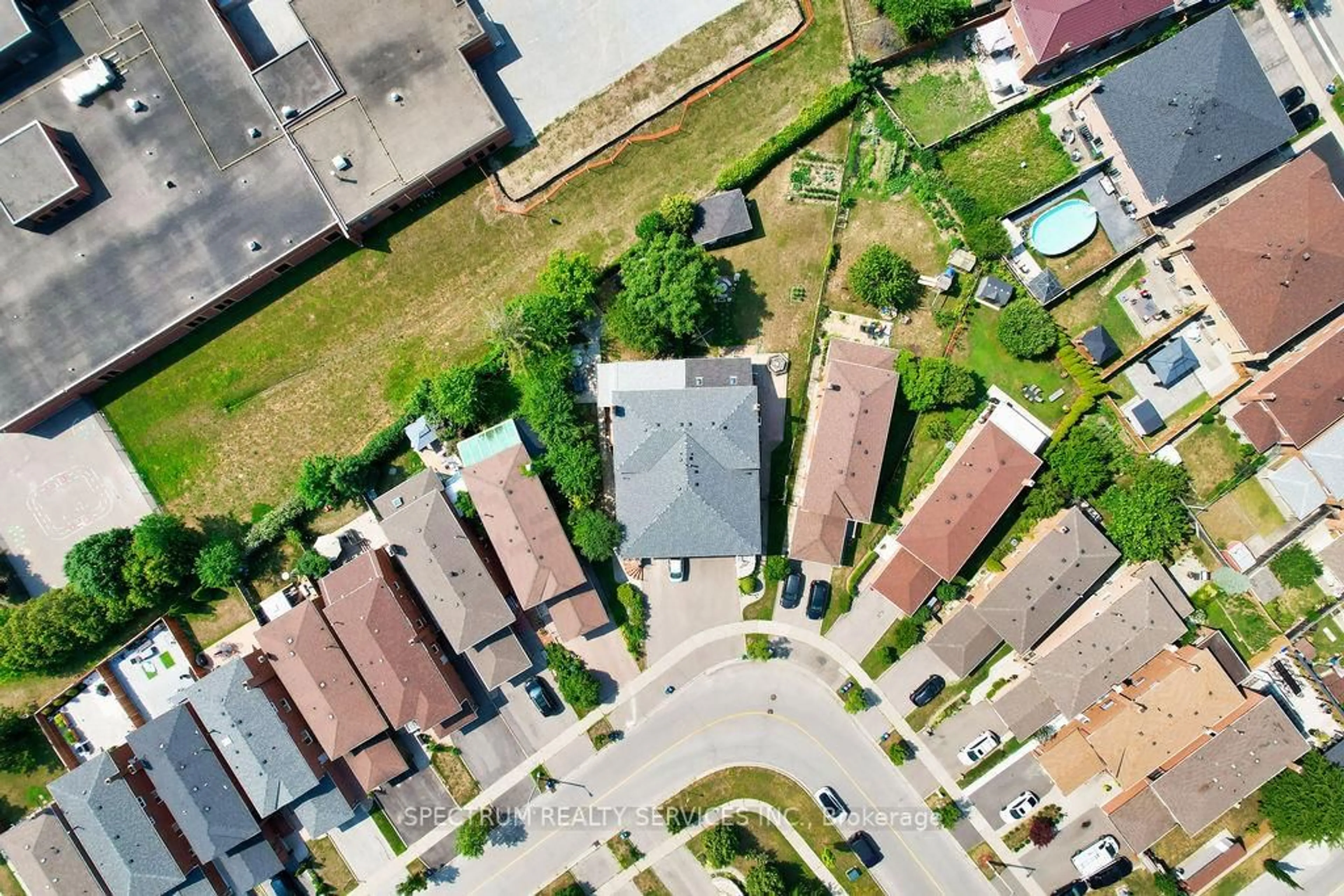 A pic from outside/outdoor area/front of a property/back of a property/a pic from drone, street for 20 Terra Rd, Vaughan Ontario L4L 3J5