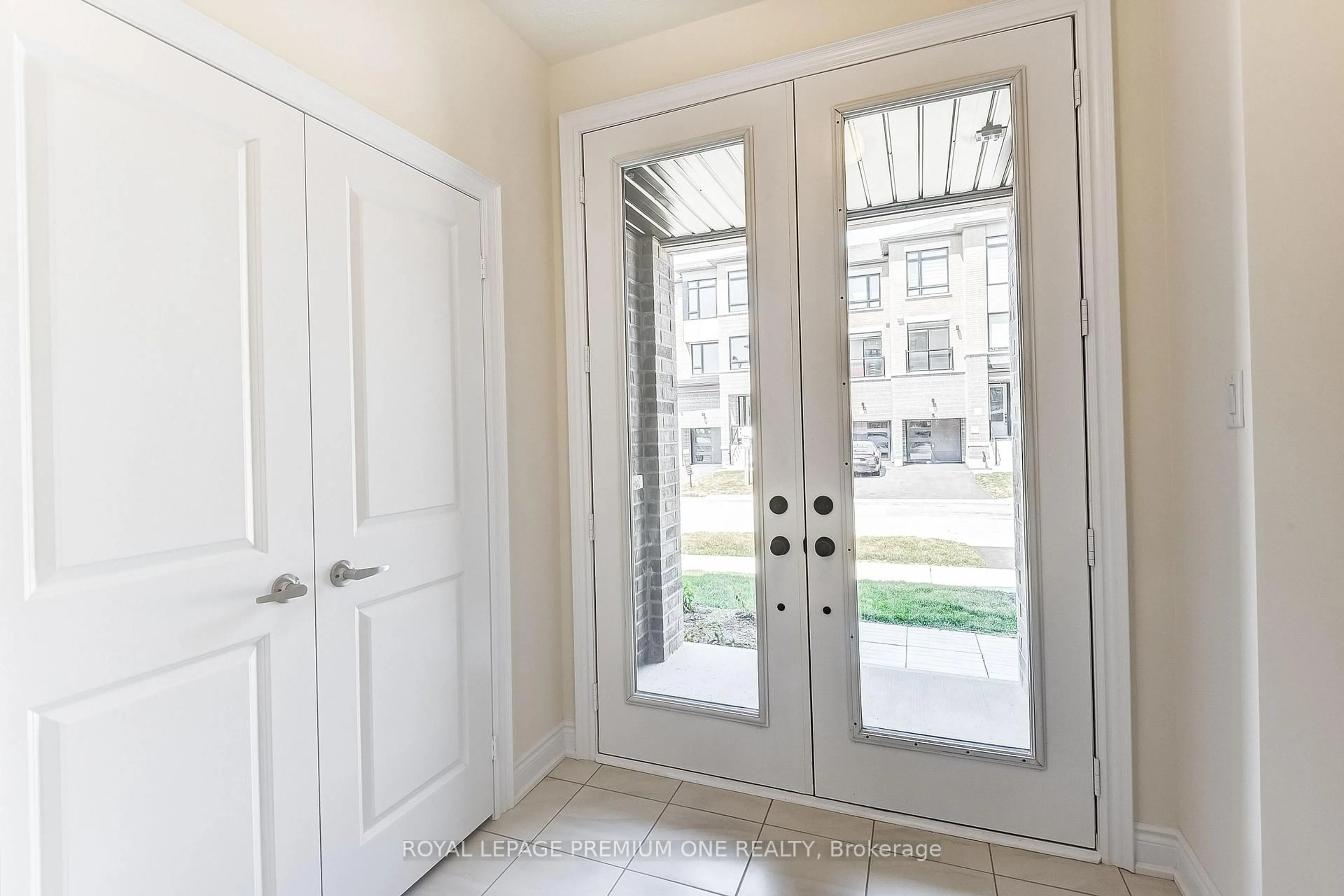 Indoor entryway for 71 TENNANT Circ, Vaughan Ontario L4H 5L5