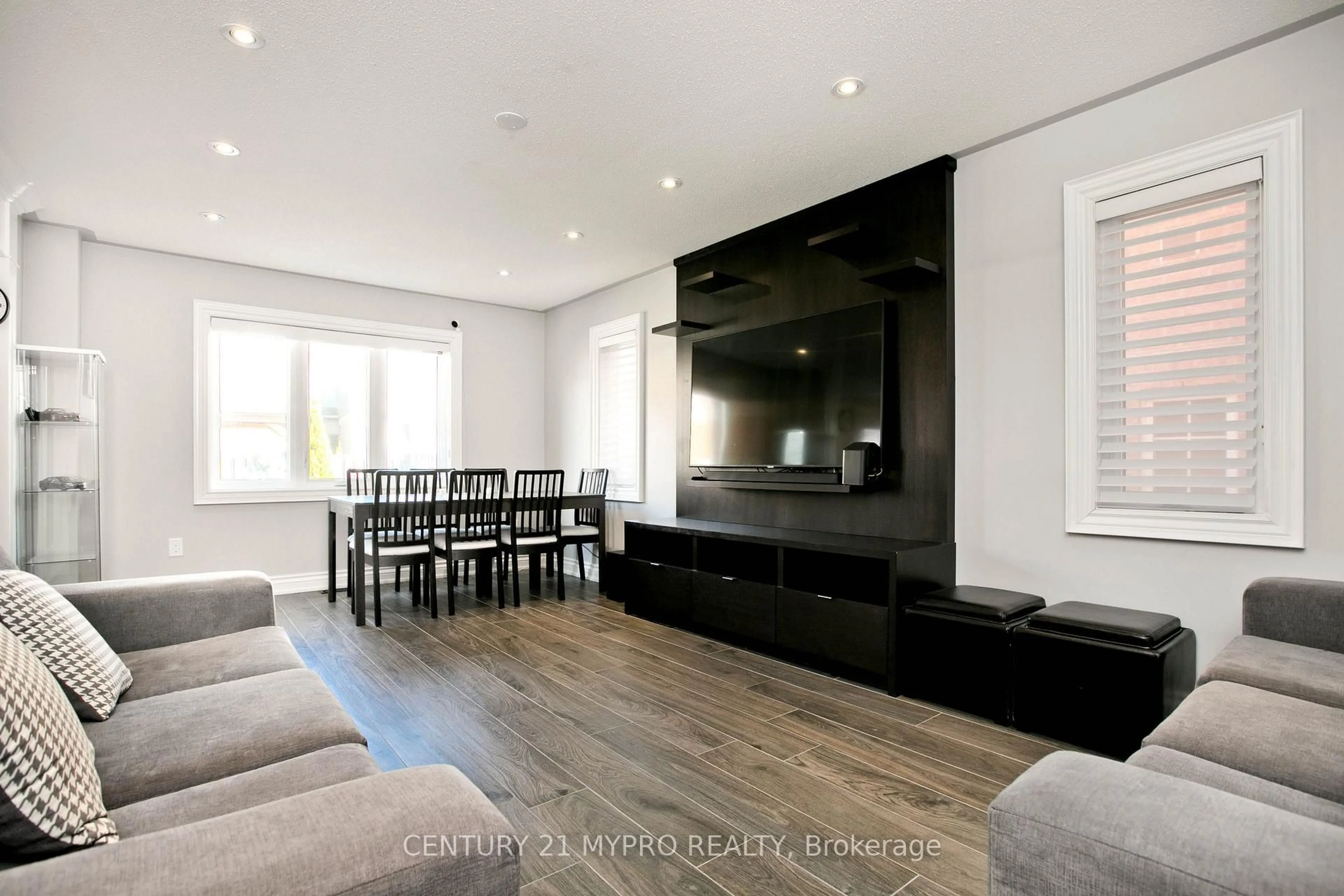Home theater for 18 River Ridge Blvd, Aurora Ontario L4G 7V4