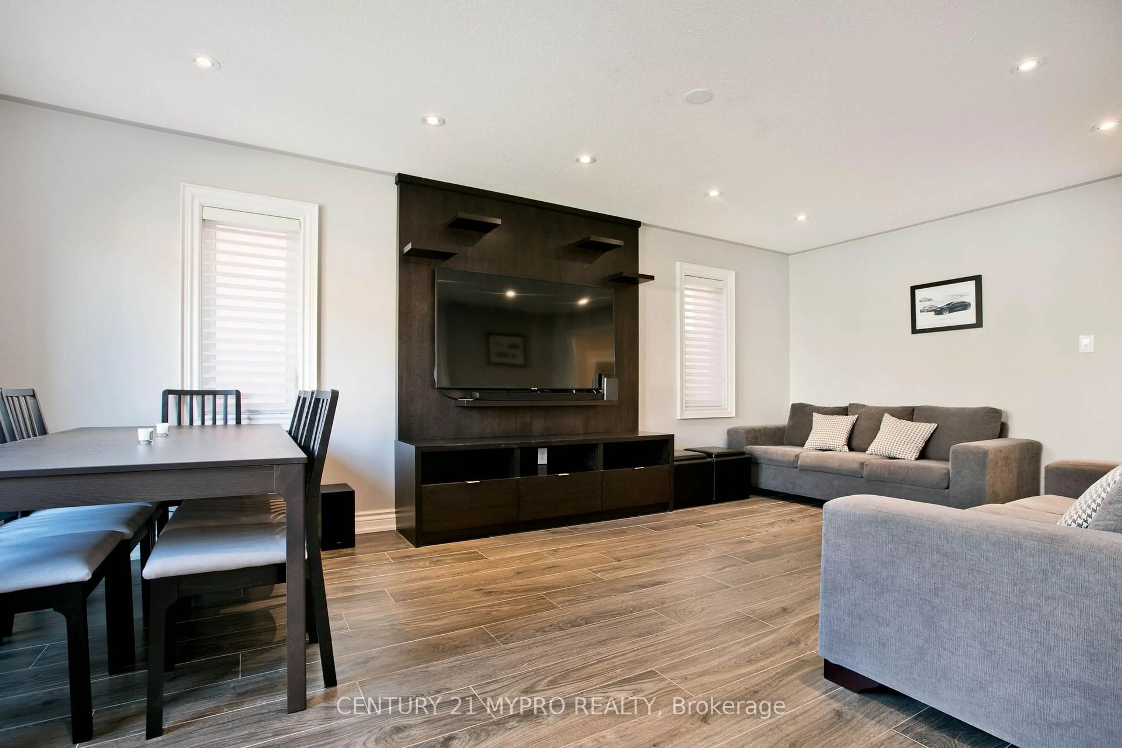 Living room with furniture, wood/laminate floor for 18 River Ridge Blvd, Aurora Ontario L4G 7V4