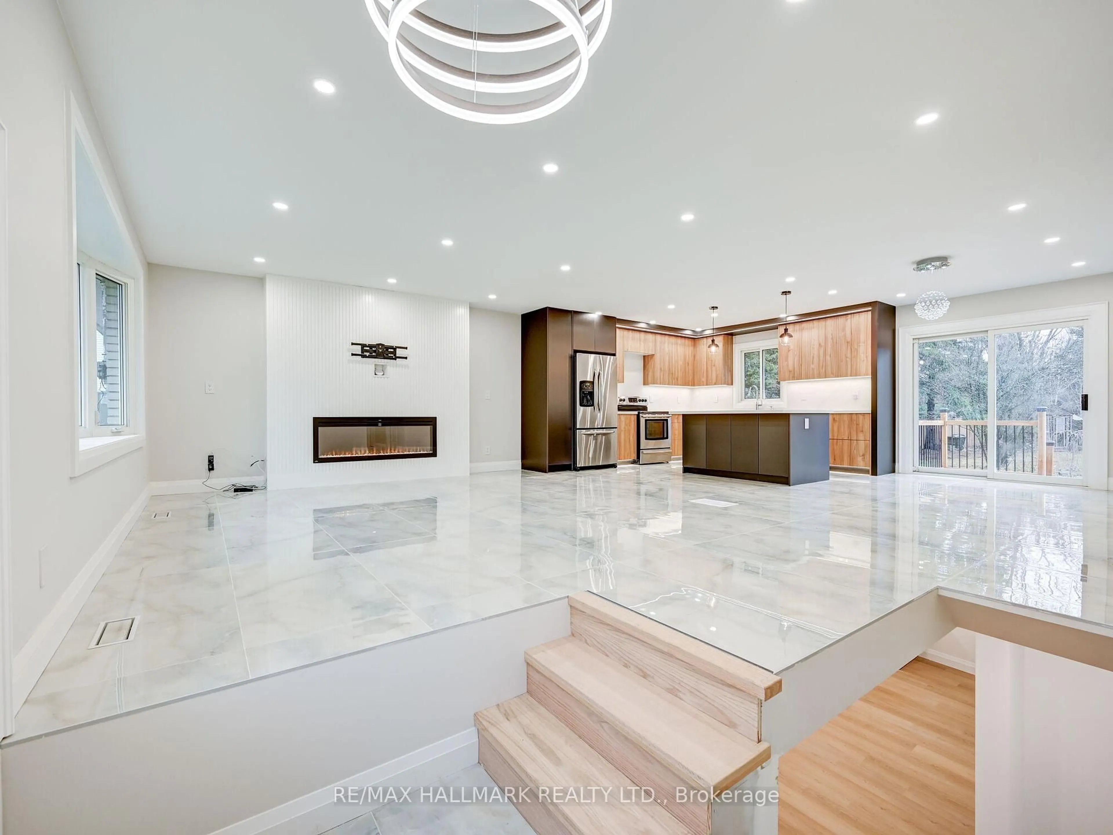 Open concept kitchen, ceramic/tile floor for 1046 Lebanon Dr, Innisfil Ontario L9S 2B7