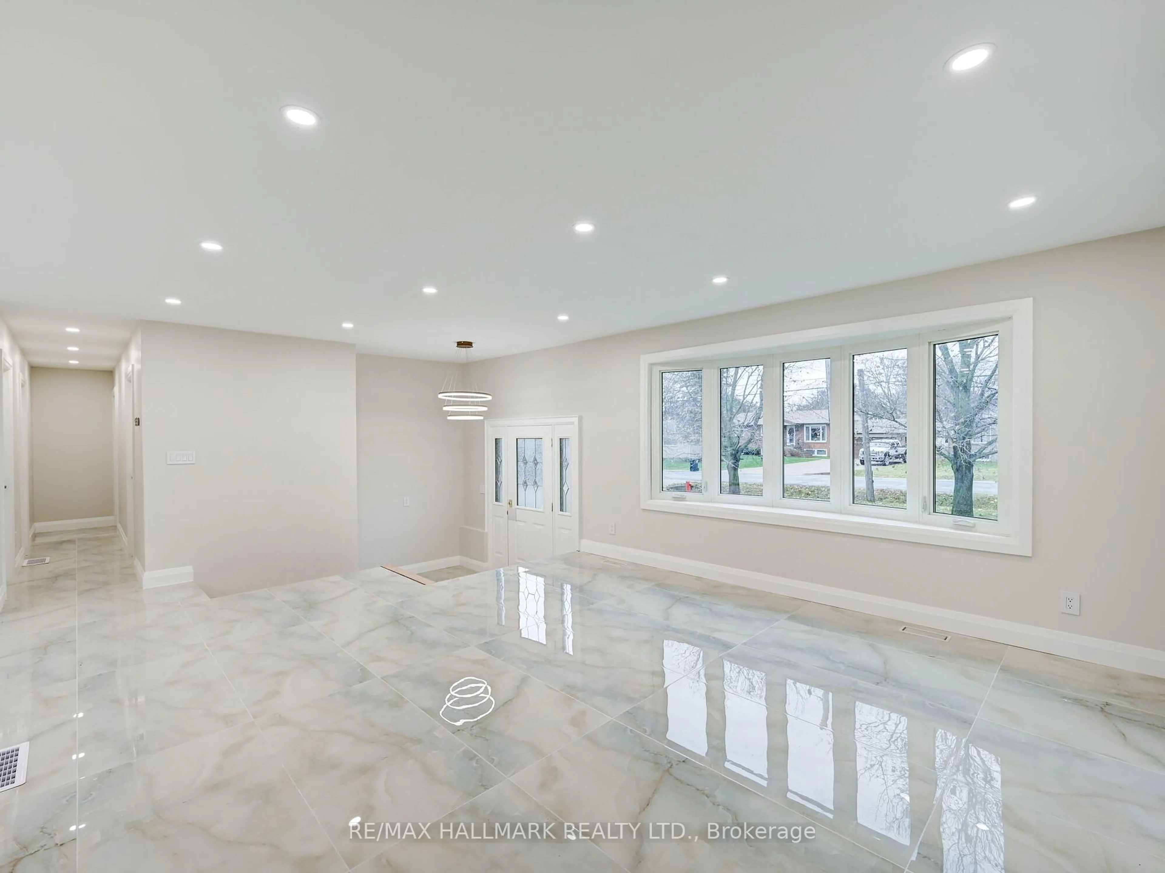 Indoor foyer for 1046 Lebanon Dr, Innisfil Ontario L9S 2B7
