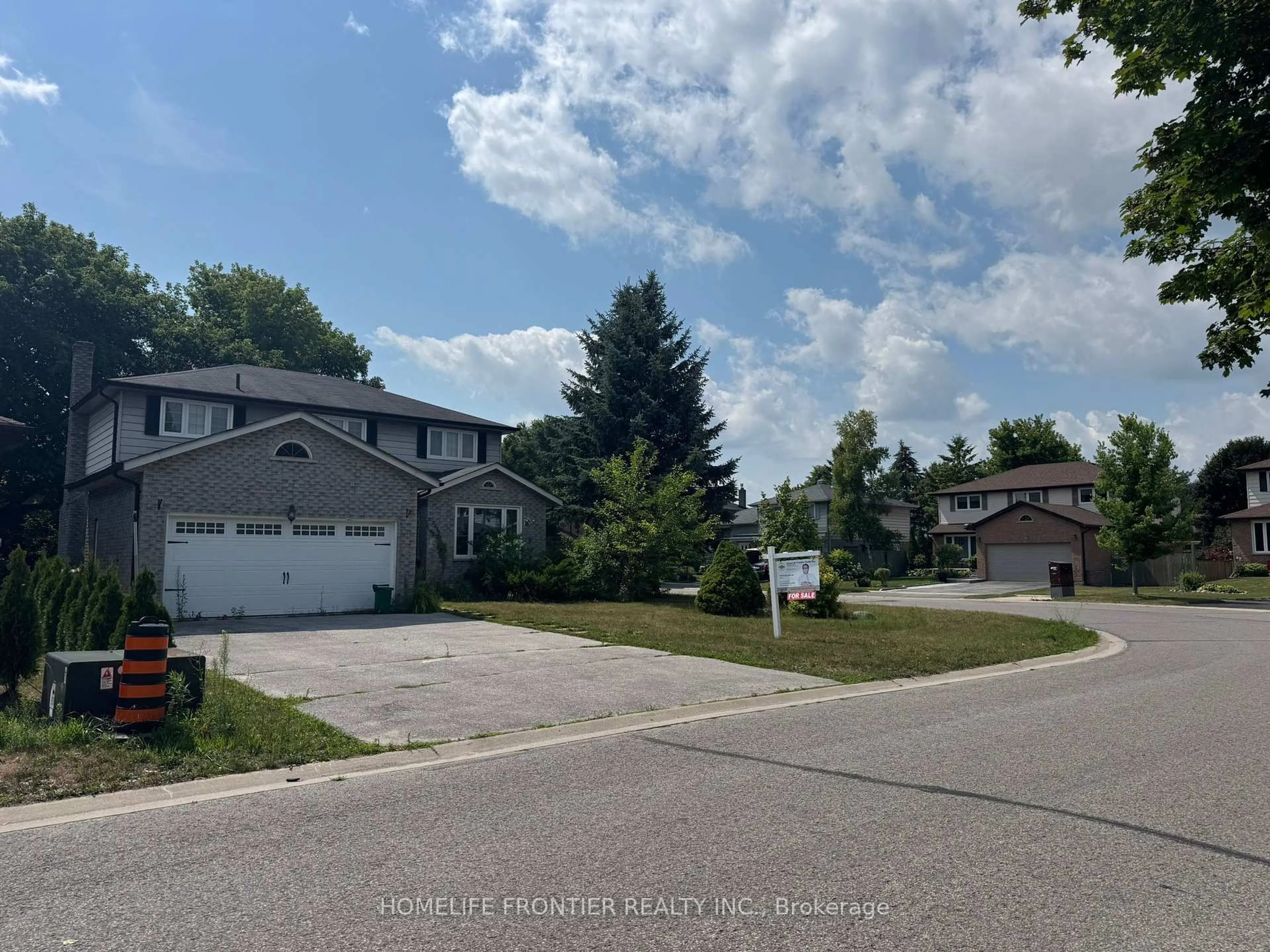 A pic from outside/outdoor area/front of a property/back of a property/a pic from drone, street for 39 Camrose Dr, Georgina Ontario L4P 3L6