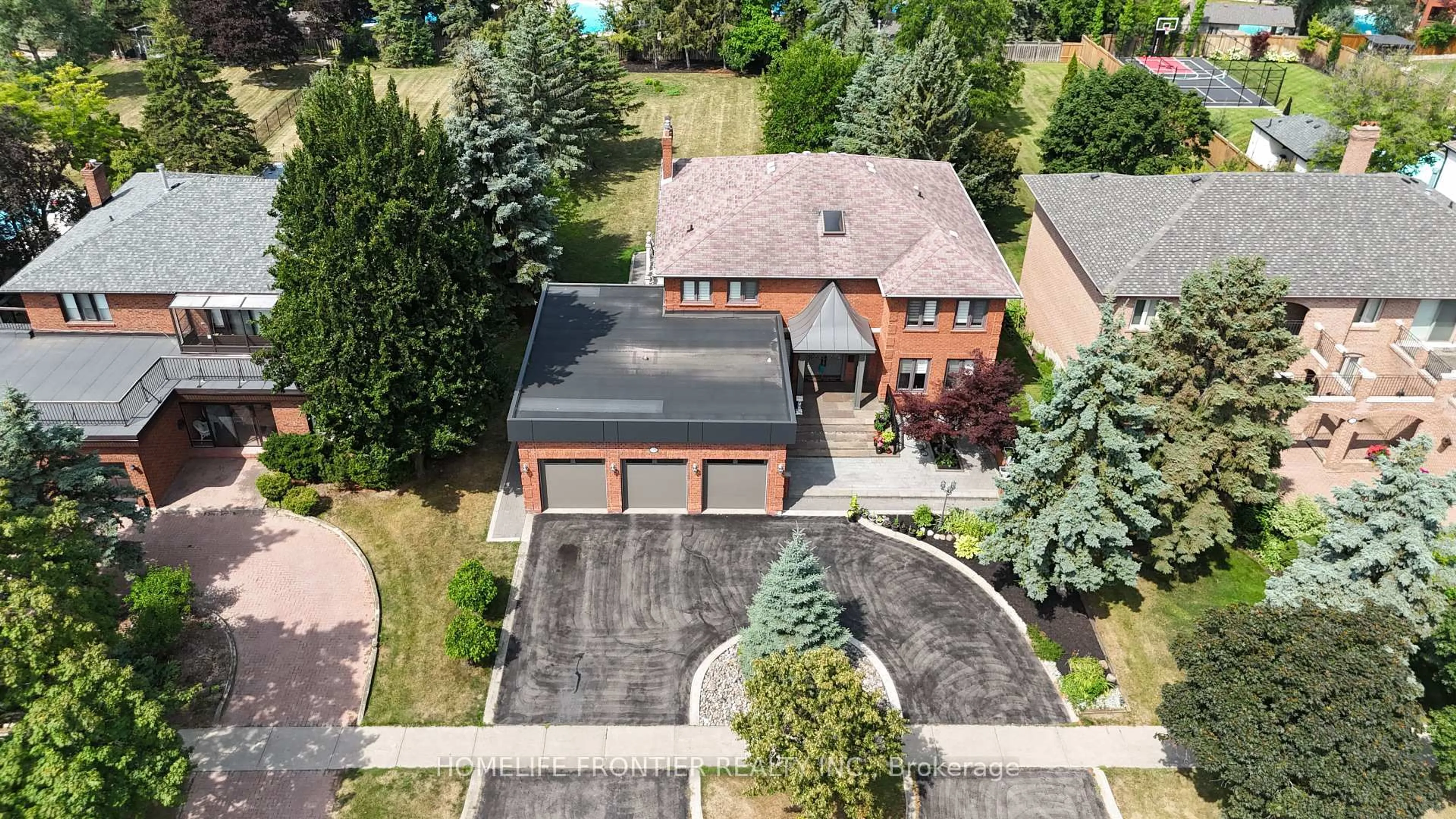 A pic from outside/outdoor area/front of a property/back of a property/a pic from drone, street for 118 Torran Rd, Vaughan Ontario L4L 2Y7