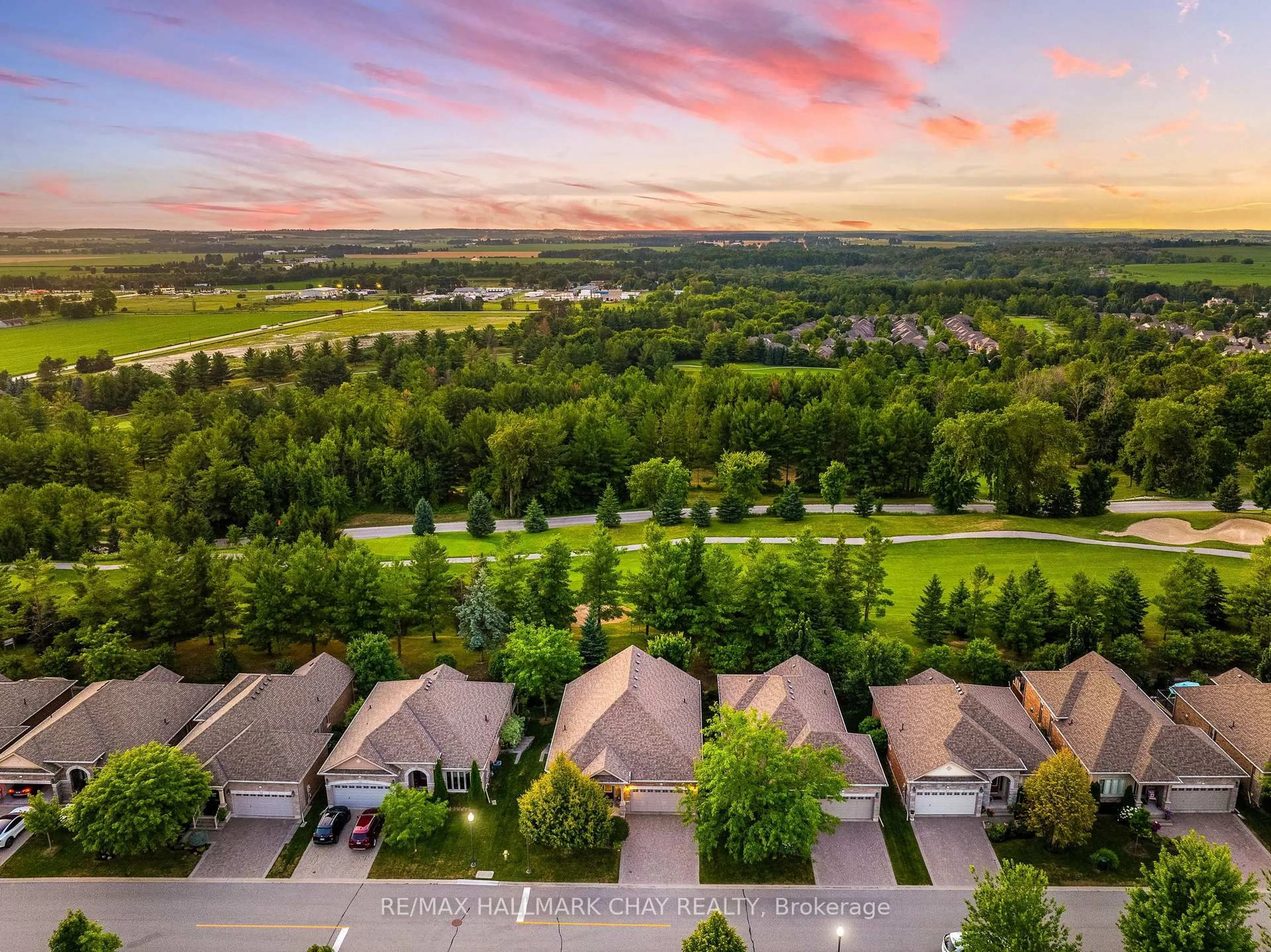 A pic from outside/outdoor area/front of a property/back of a property/a pic from drone, unknown for 199 Ridge Way, New Tecumseth Ontario L9R 0K5