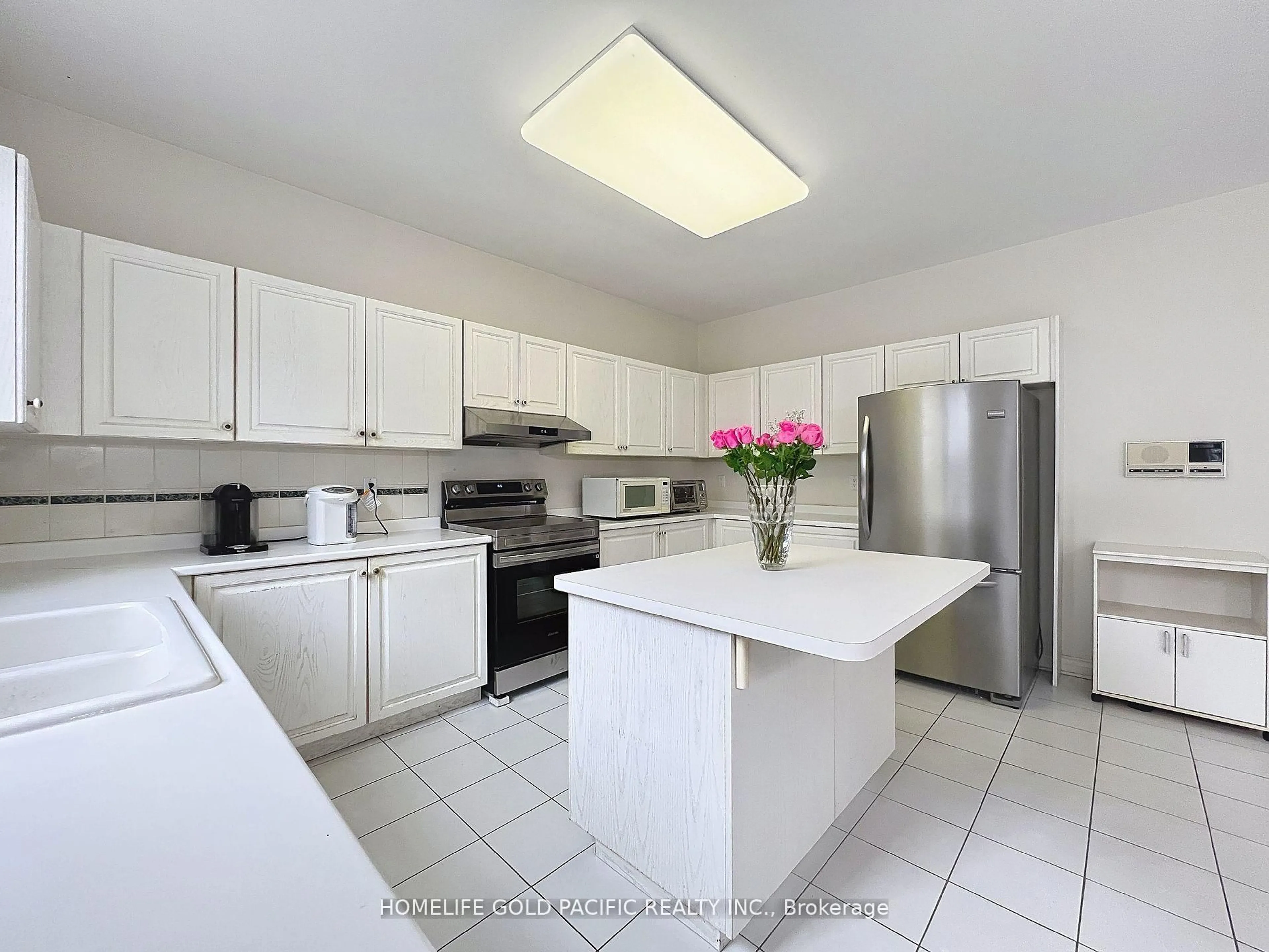Open concept kitchen, ceramic/tile floor for 9 Gardiner Cres, Richmond Hill Ontario L4B 2G6