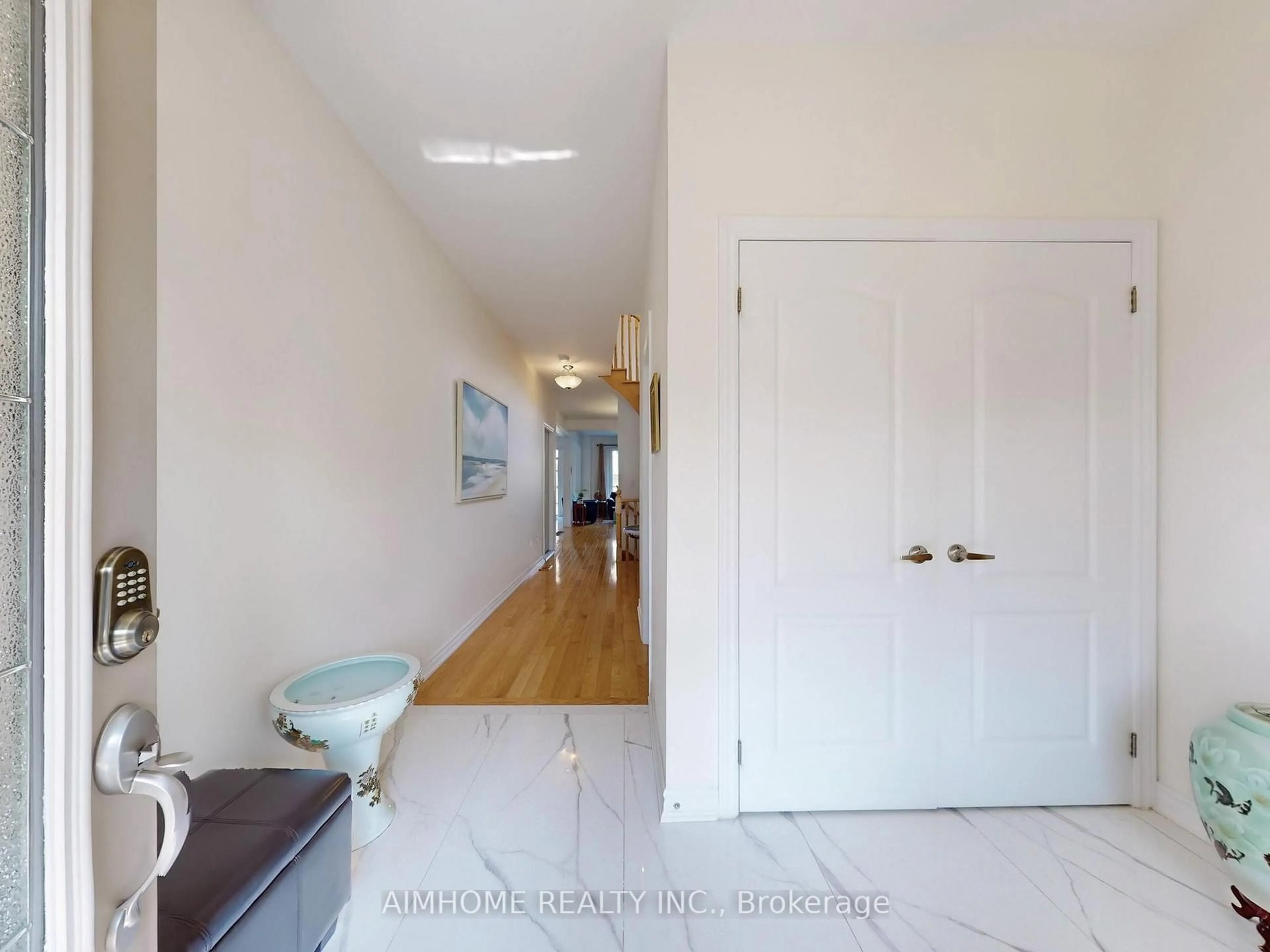 Indoor foyer for 3 Bishop's Gate, Markham Ontario L6C 0T8