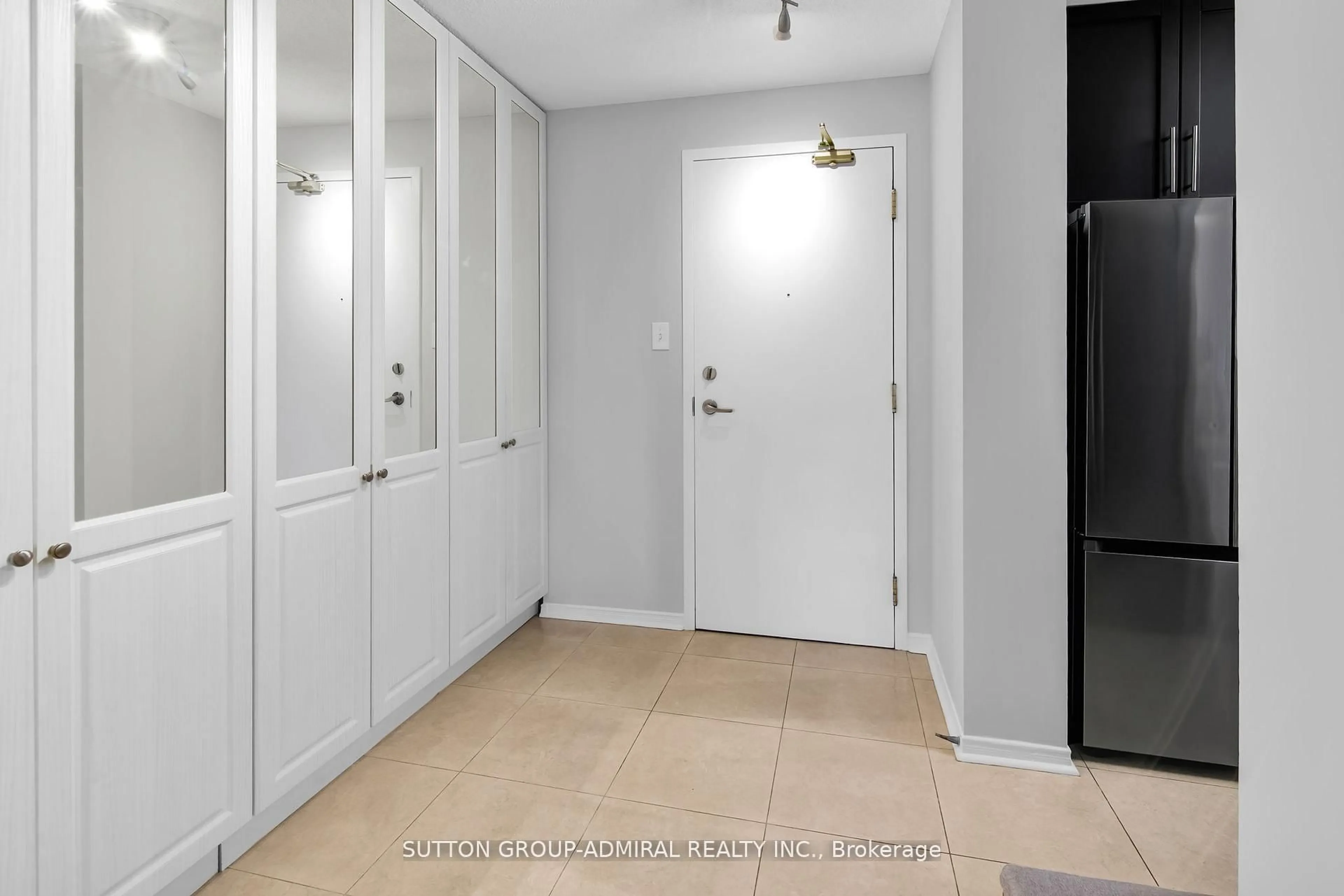 Indoor foyer for 11 Townsgate Dr #317, Vaughan Ontario L4J 8G4