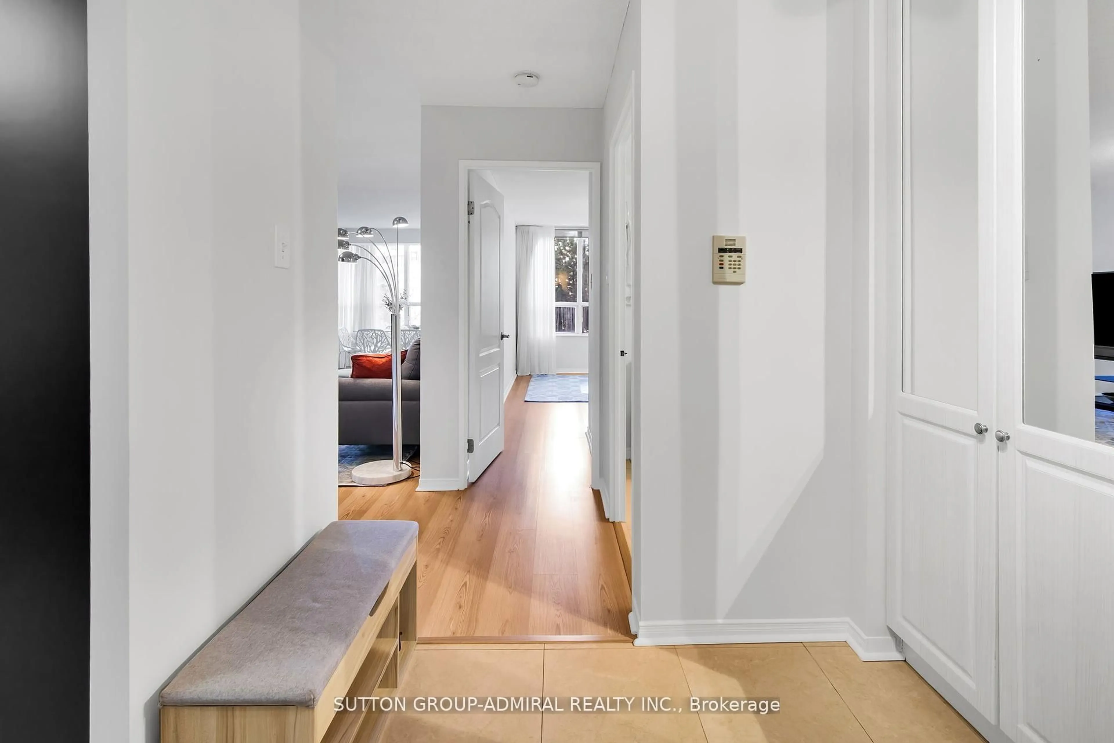 Indoor entryway for 11 Townsgate Dr #317, Vaughan Ontario L4J 8G4