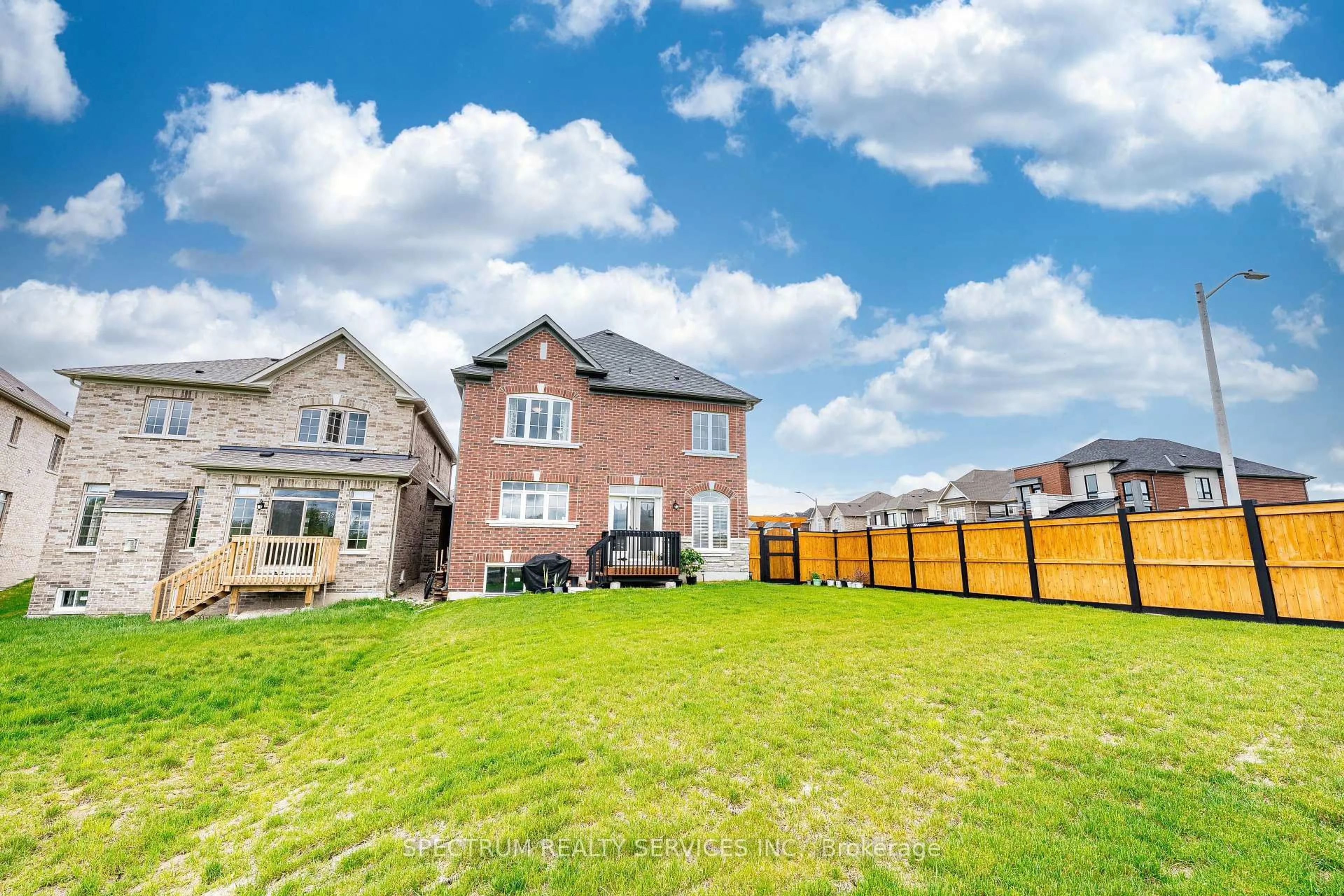 A pic from outside/outdoor area/front of a property/back of a property/a pic from drone, unknown for 250 FERRAGINE Cres, Bradford West Gwillimbury Ontario L3Z 4J8