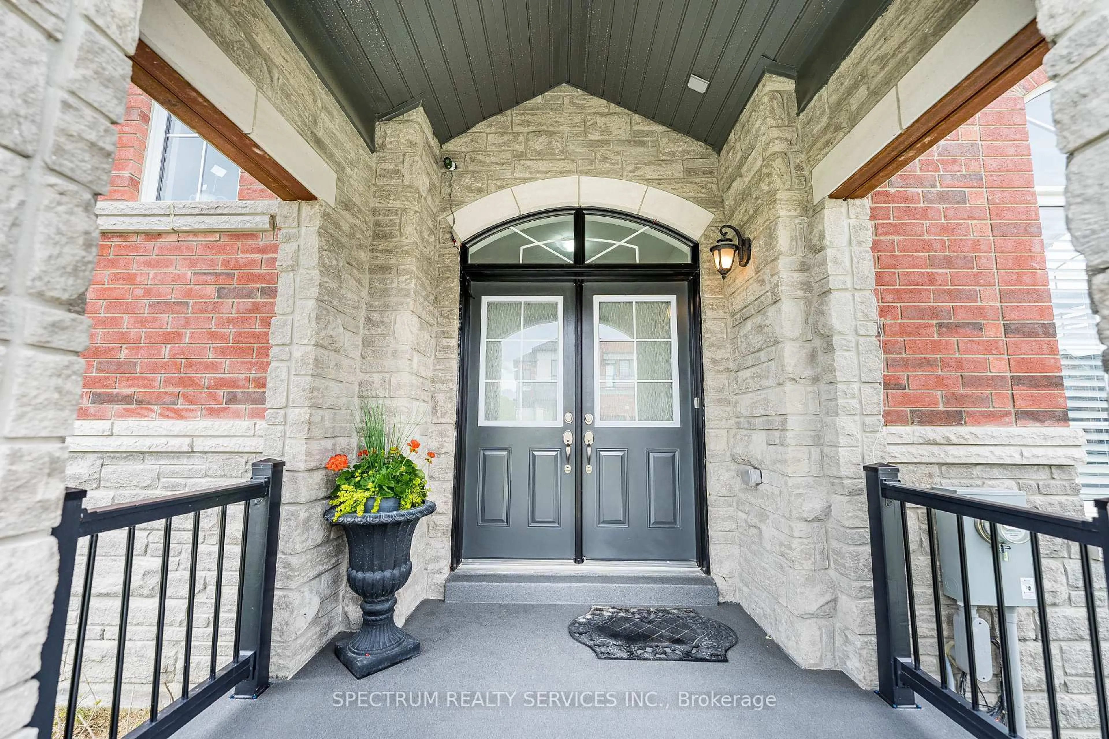 Indoor entryway for 250 FERRAGINE Cres, Bradford West Gwillimbury Ontario L3Z 4J8