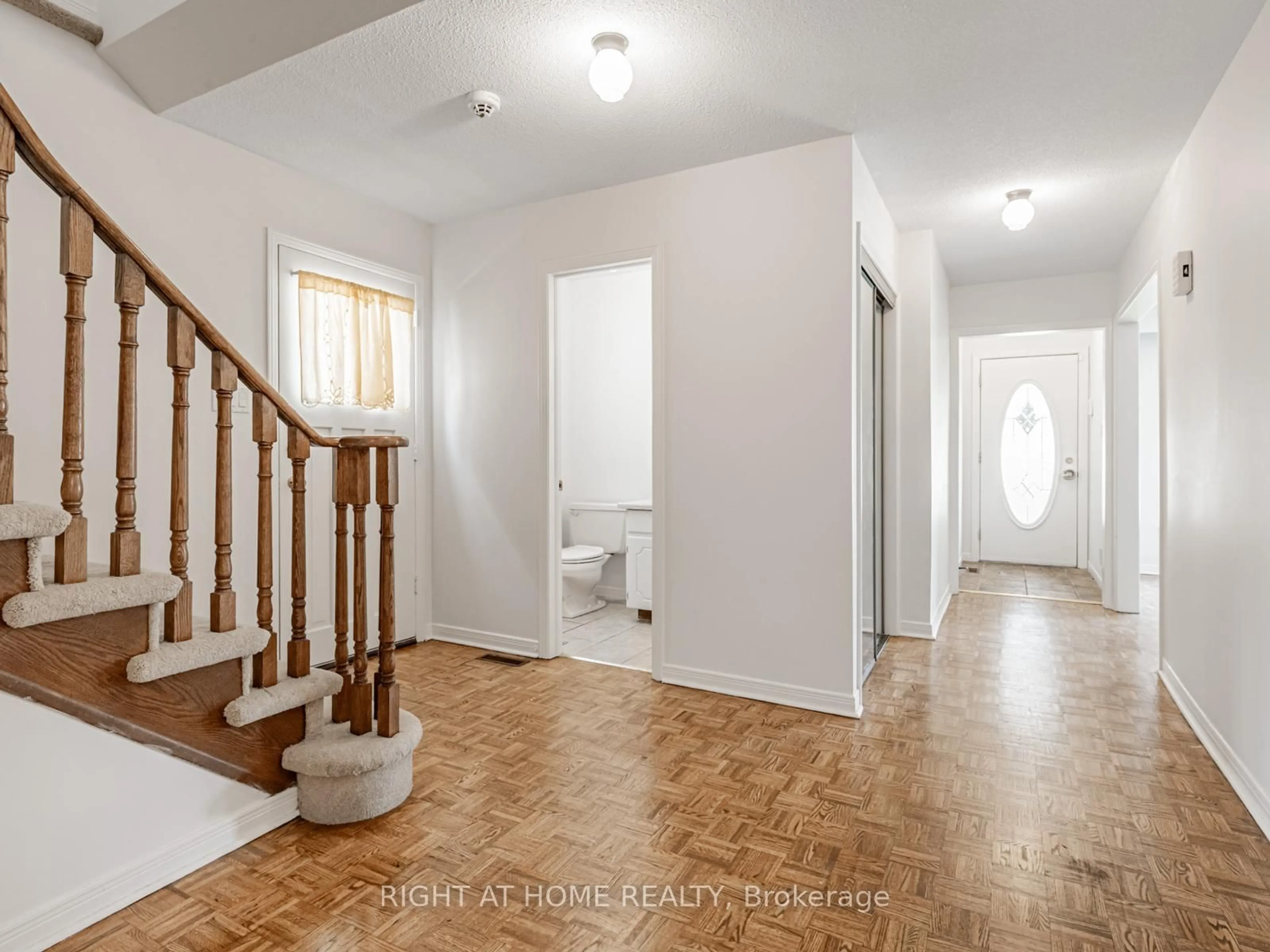 Indoor entryway for 27 Charnwood Pl, Markham Ontario L3T 5H2