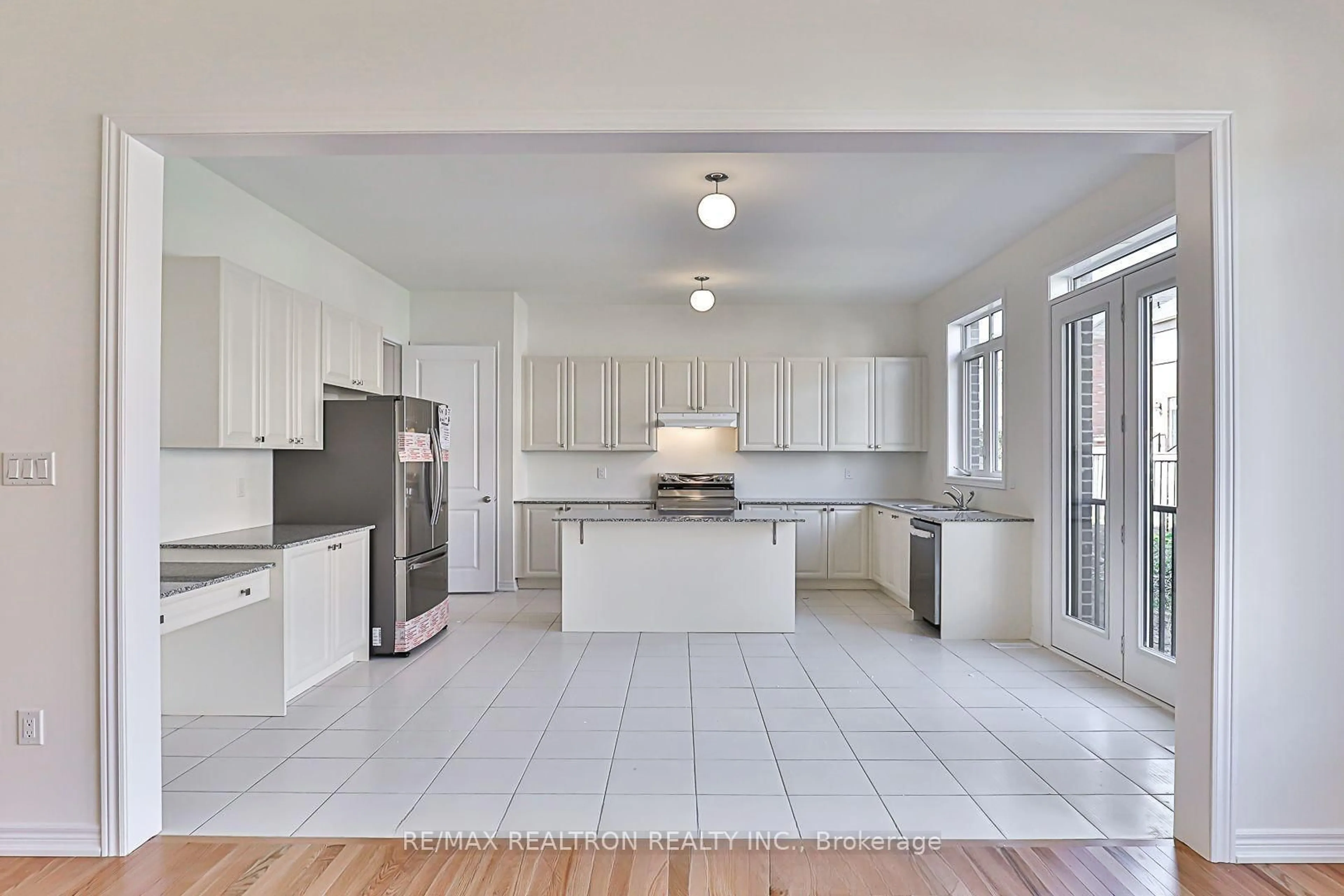 Open concept kitchen, ceramic/tile floor for 168 Wesmina Ave, Whitchurch-Stouffville Ontario L4A 5A2
