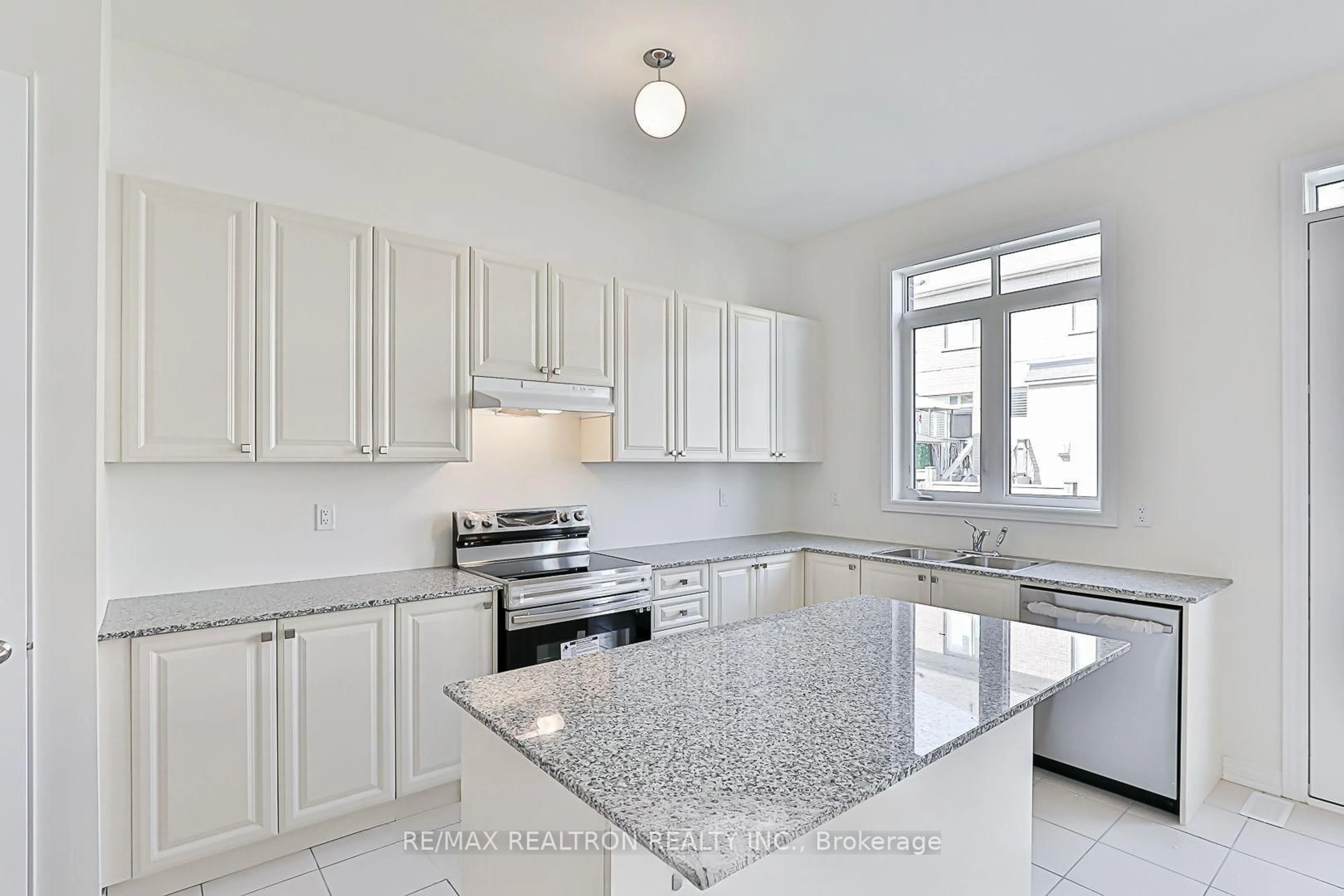 Open concept kitchen, ceramic/tile floor for 168 Wesmina Ave, Whitchurch-Stouffville Ontario L4A 5A2