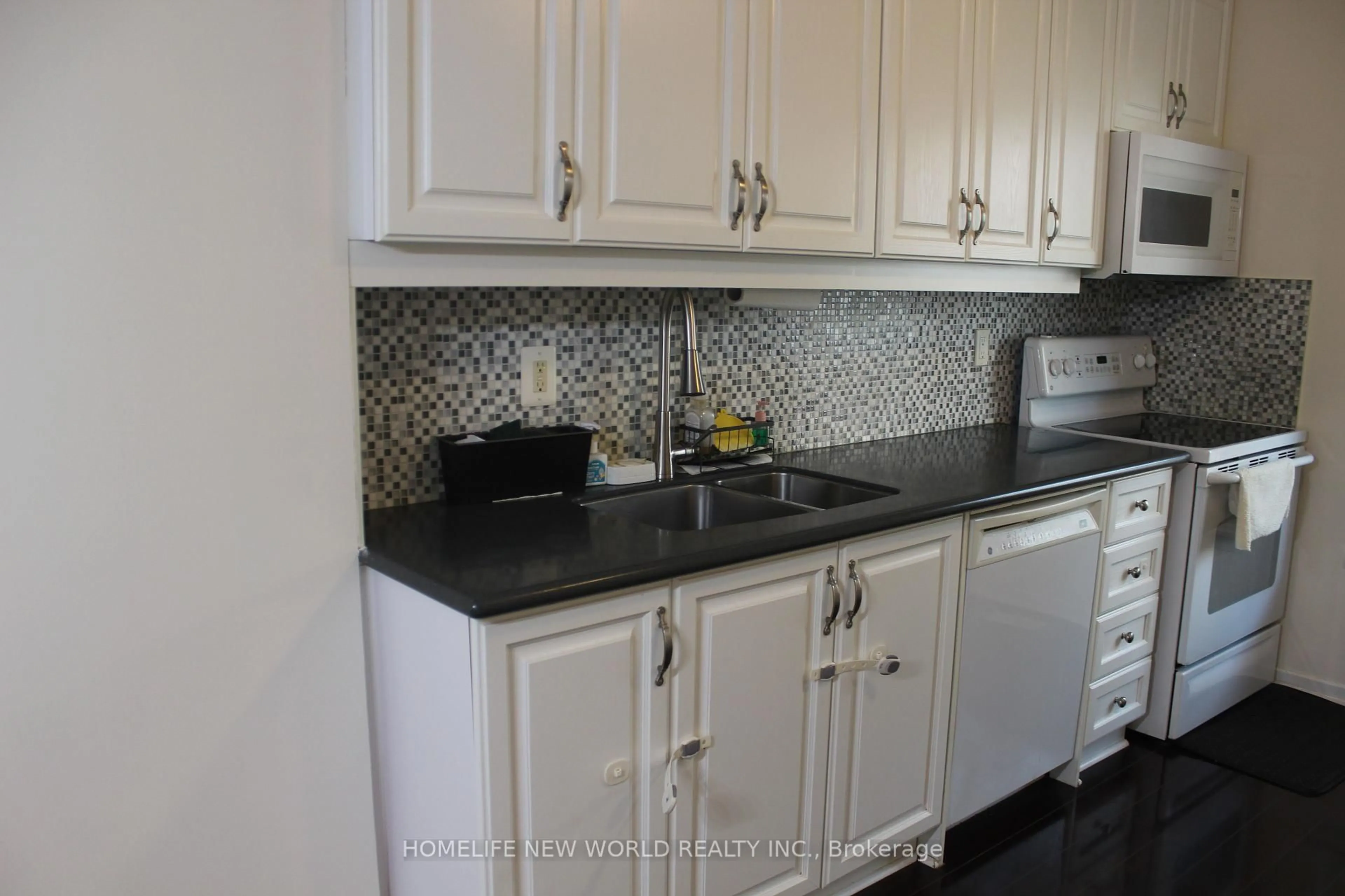 Standard kitchen, ceramic/tile floor for 189 Springhead Gdns #36, Richmond Hill Ontario L4C 5C7