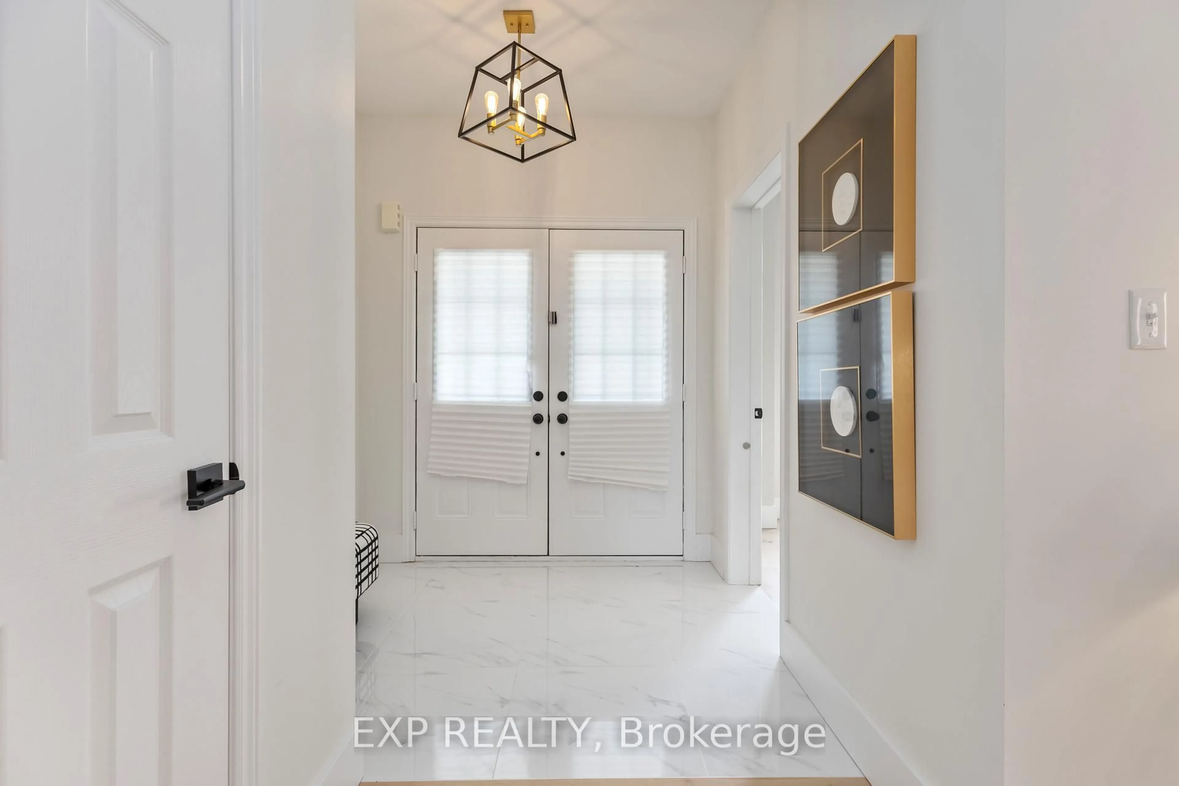 Indoor entryway for 127 Greenwood Rd, Whitchurch-Stouffville Ontario L4A 4N7