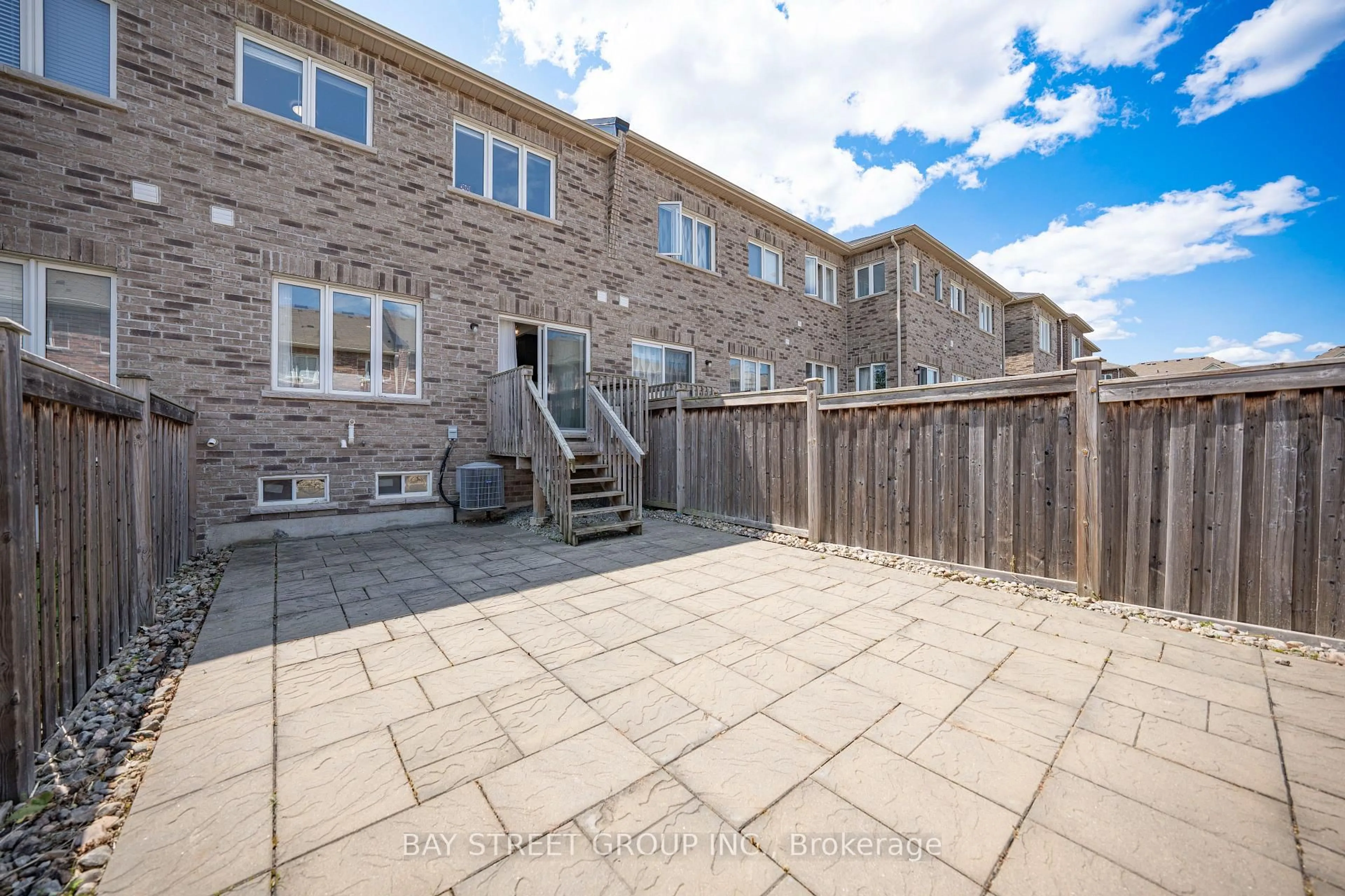 A pic from outside/outdoor area/front of a property/back of a property/a pic from drone, street for 28 Rougeview Park Cres, Markham Ontario L6E 0P7
