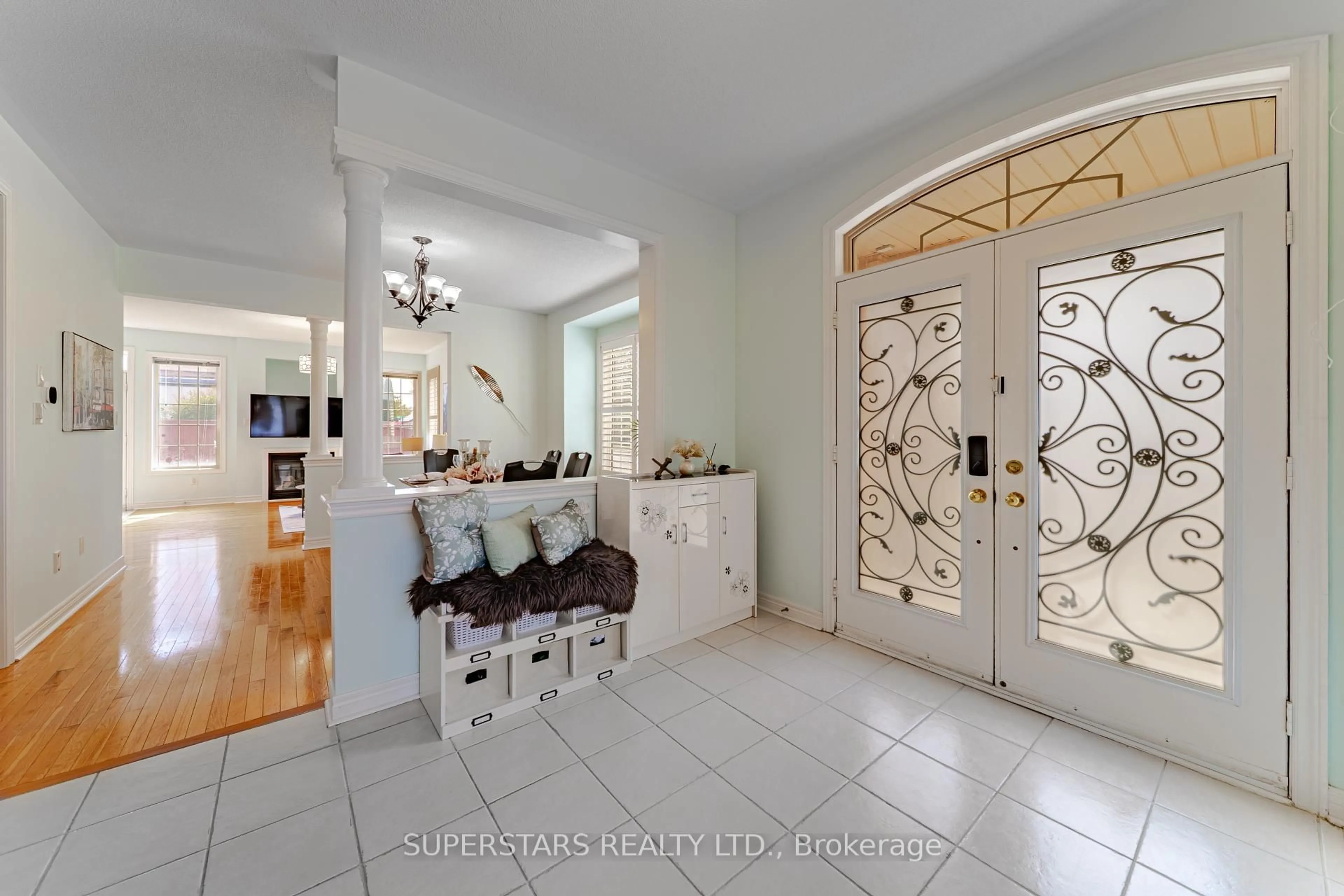 Indoor entryway for 1 Stoney Creek Dr, Markham Ontario L6E 0H3