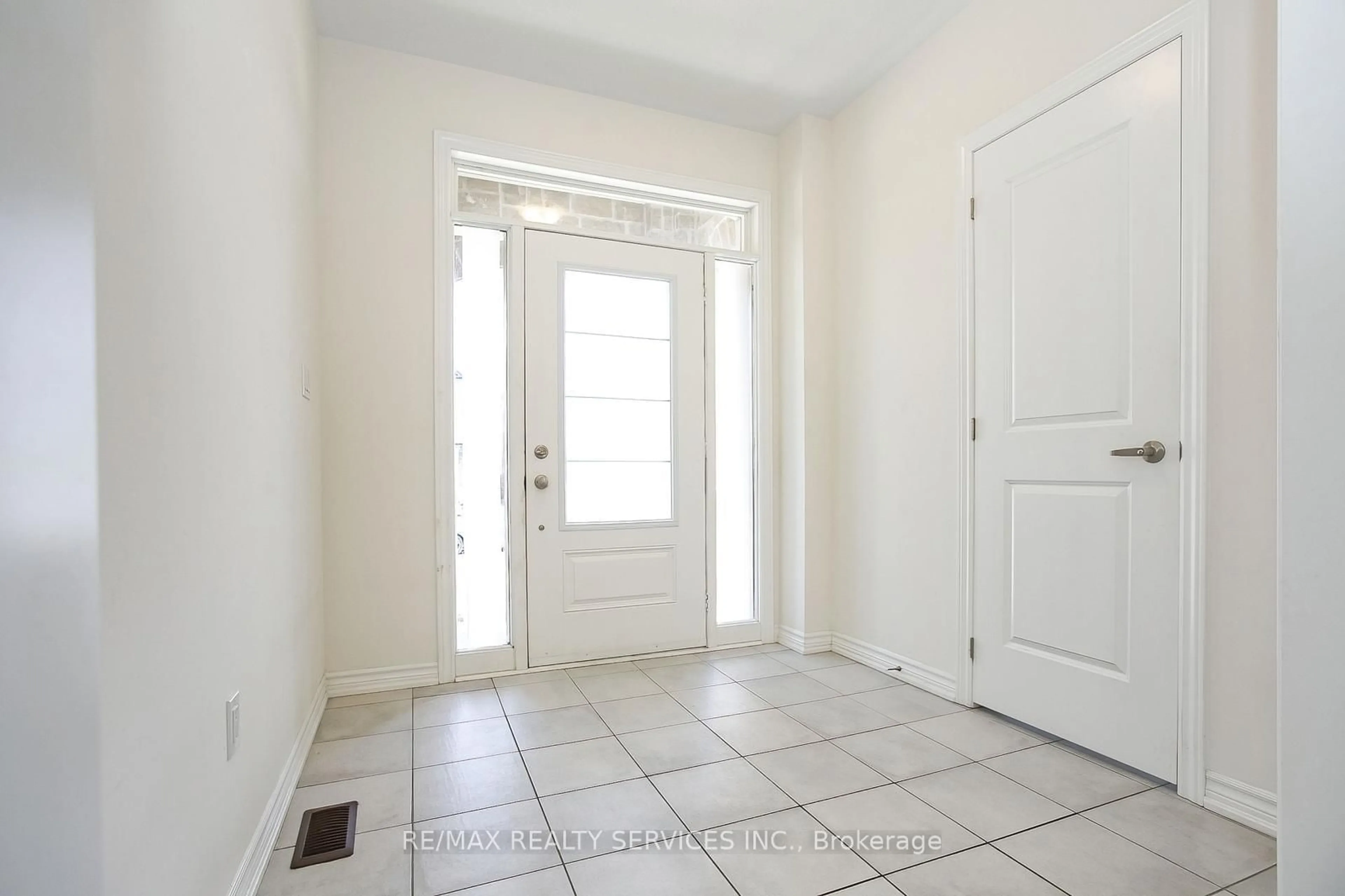 Indoor entryway for 22 Valleo St, Georgina Ontario L4P 0J9