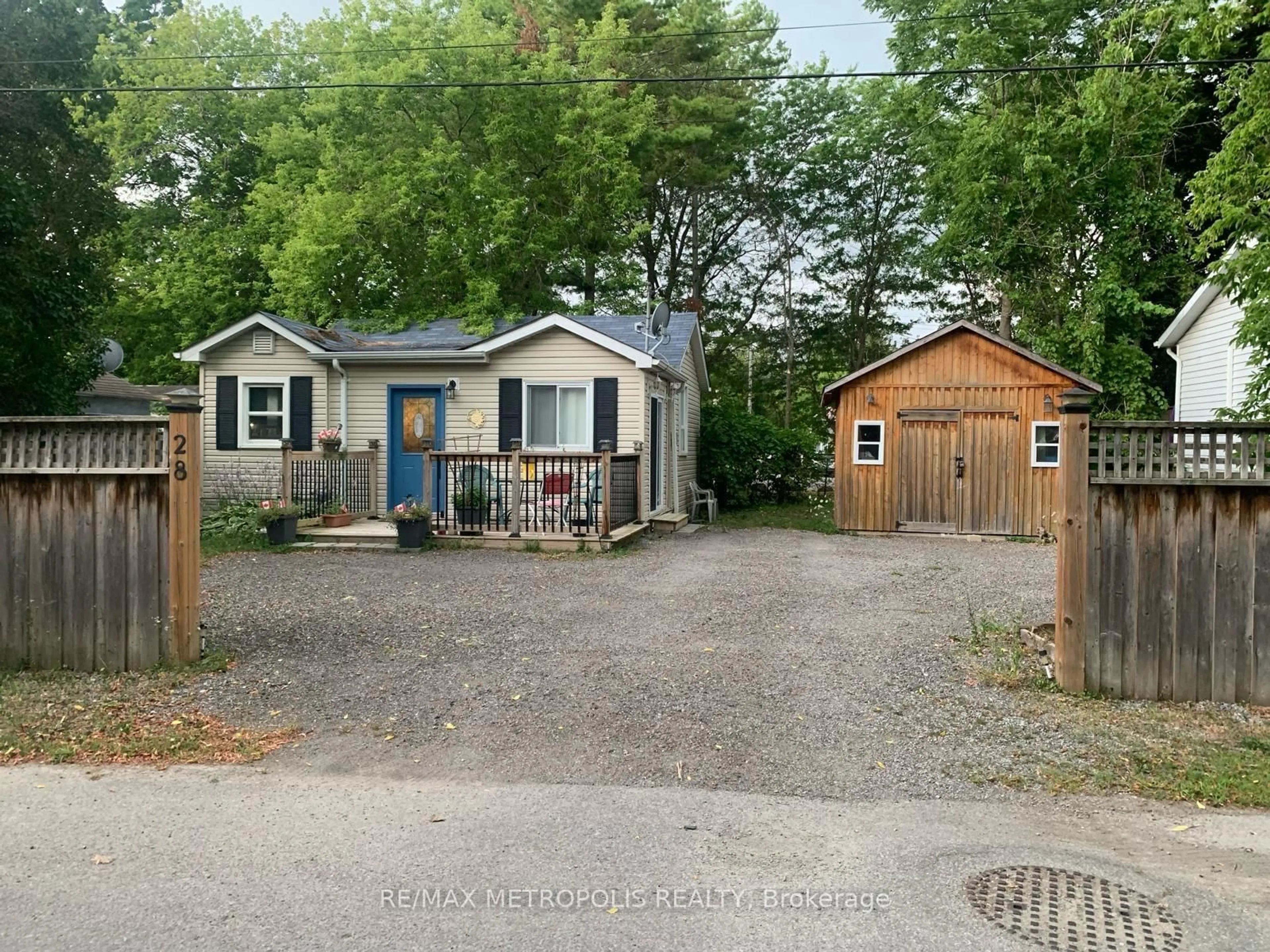 A pic from outside/outdoor area/front of a property/back of a property/a pic from drone, street for 28 Thompson Dr #30, Georgina Ontario L0E 1L0
