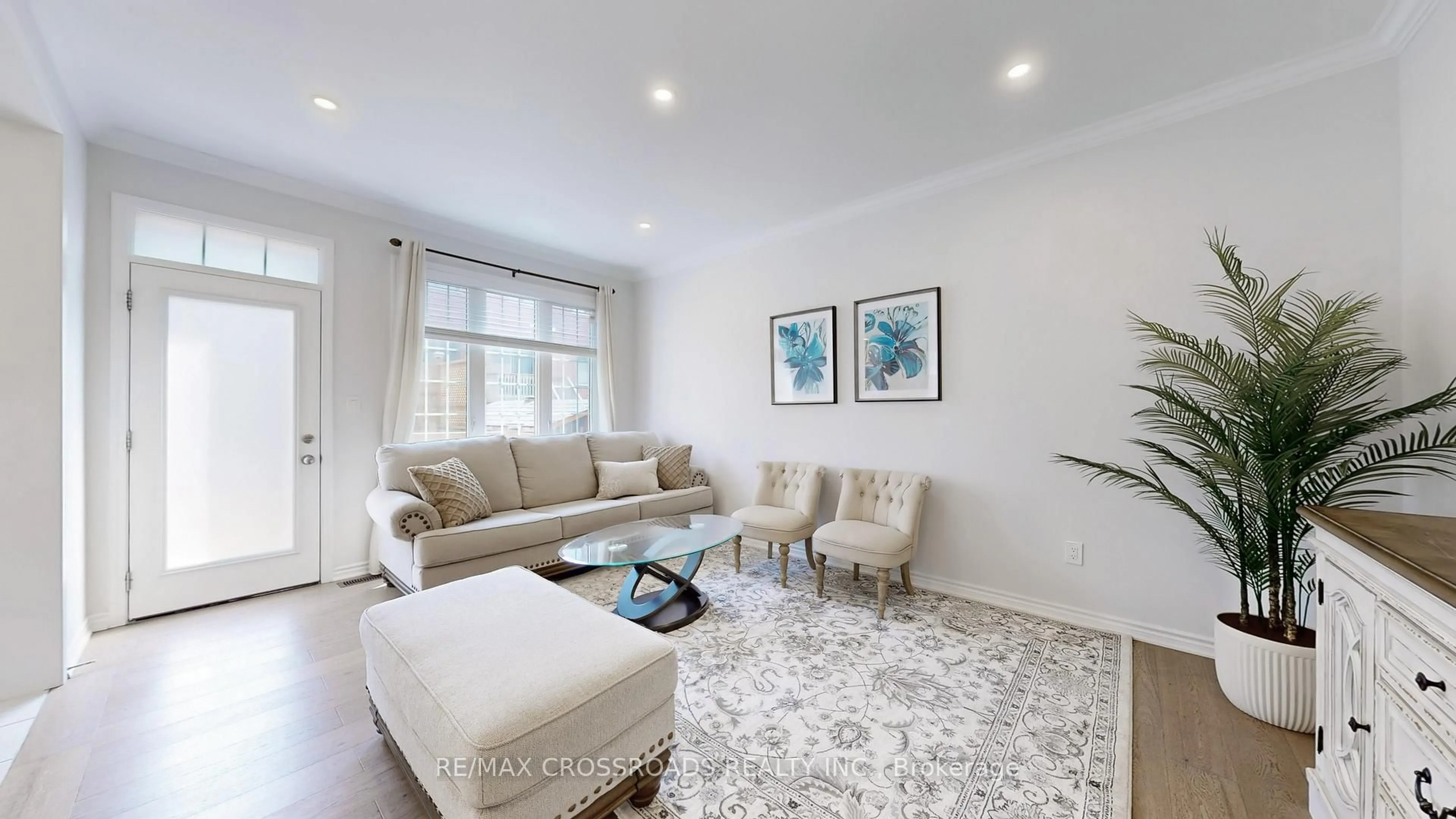 Living room with furniture, unknown for 1 Ness Dr, Richmond Hill Ontario L4S 0J8