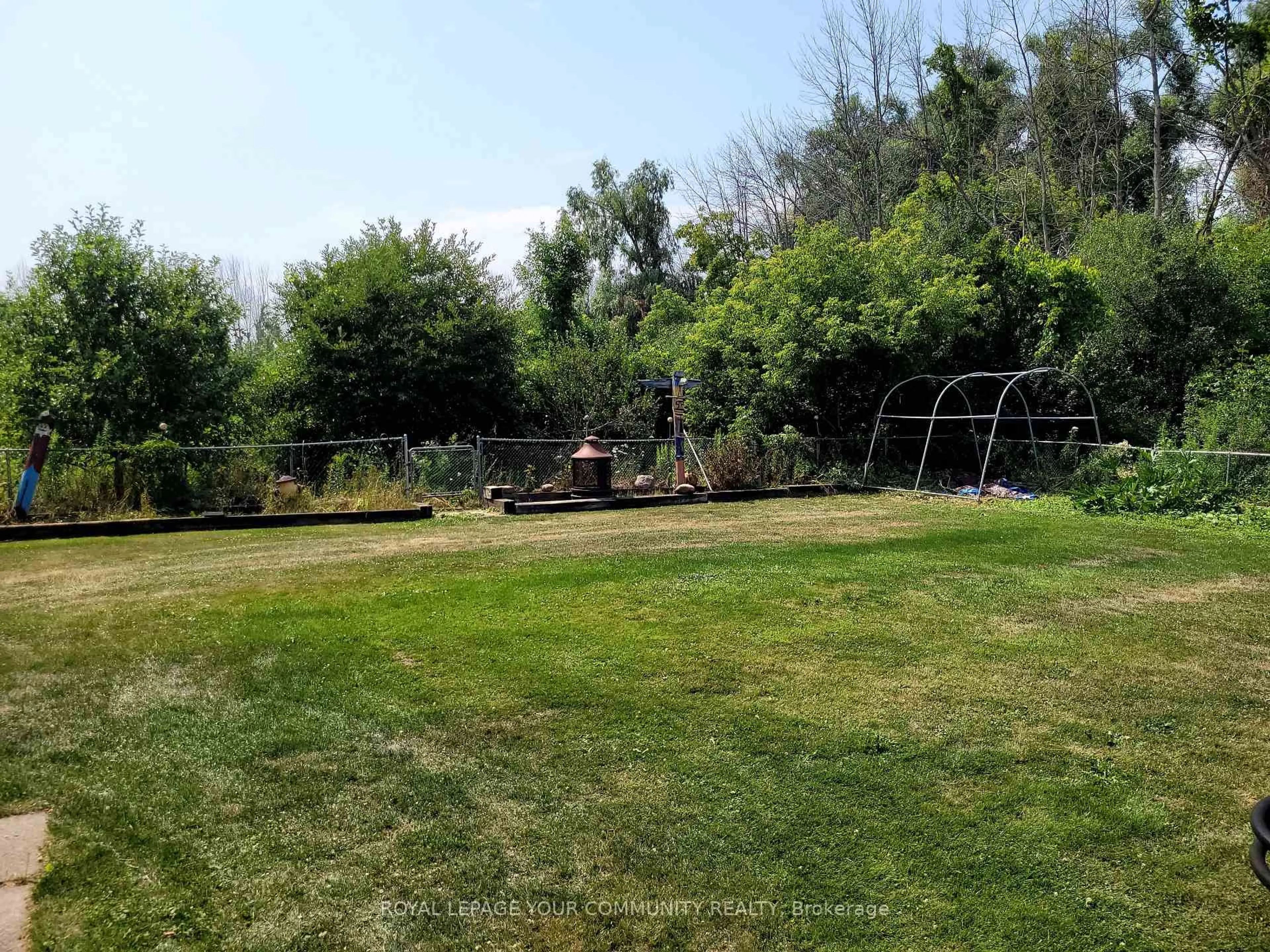 A pic from outside/outdoor area/front of a property/back of a property/a pic from drone, unknown for 162 Virginia Blvd, Georgina Ontario L0E 1R0