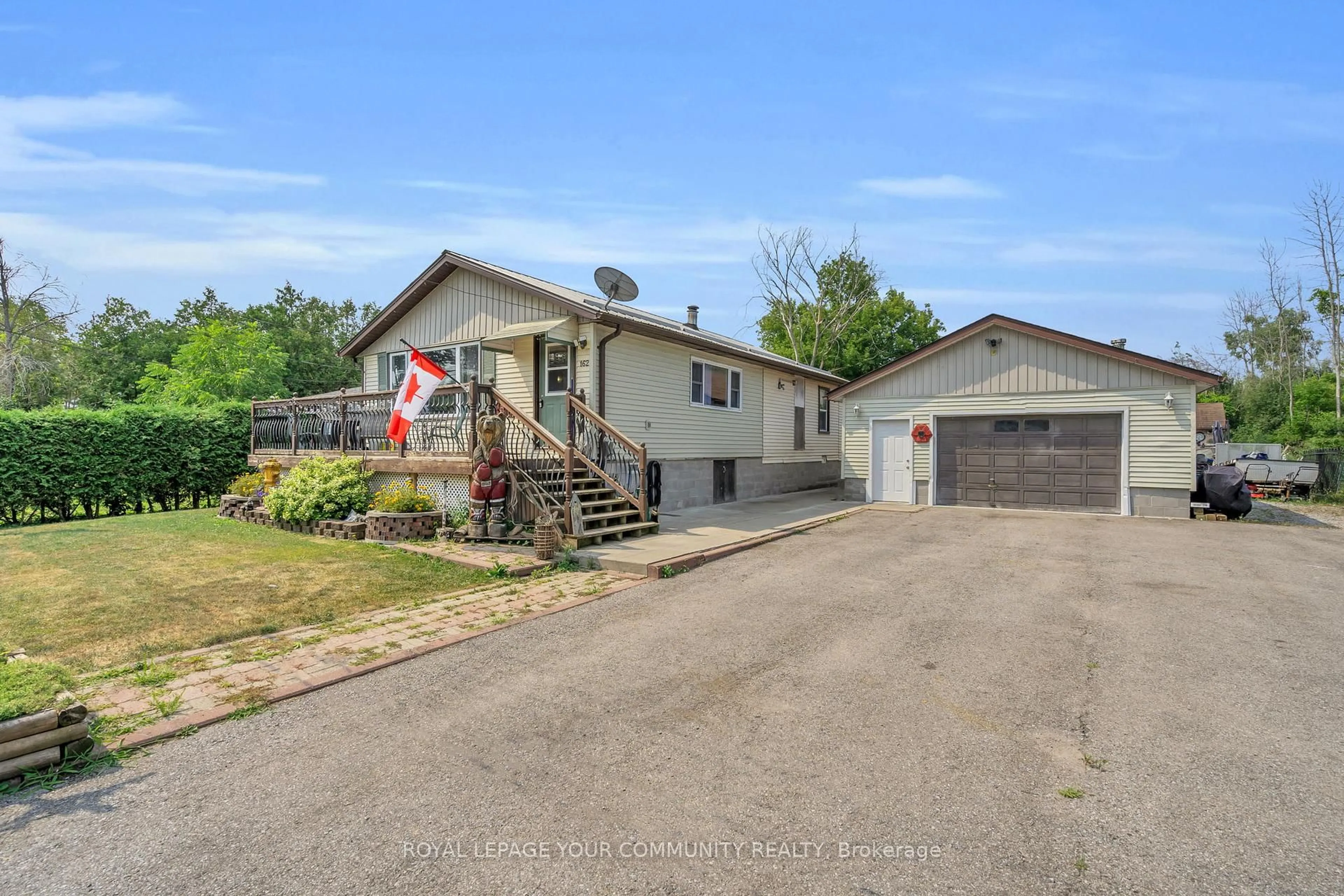 A pic from outside/outdoor area/front of a property/back of a property/a pic from drone, street for 162 Virginia Blvd, Georgina Ontario L0E 1R0