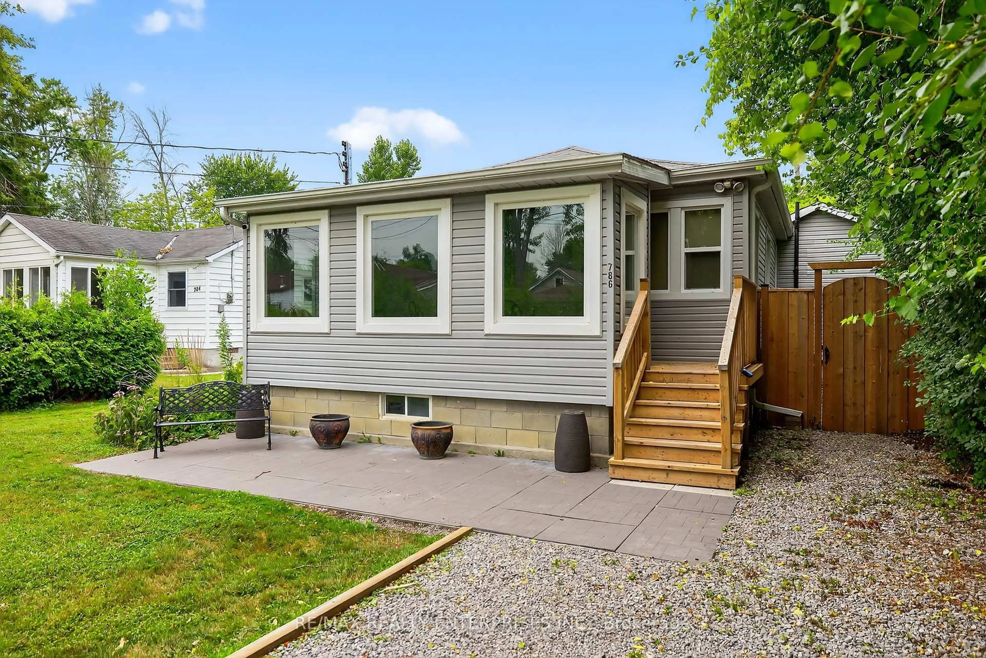 Home with vinyl exterior material, street for 786 Jacksonville Rd, Georgina Ontario L0E 1S0