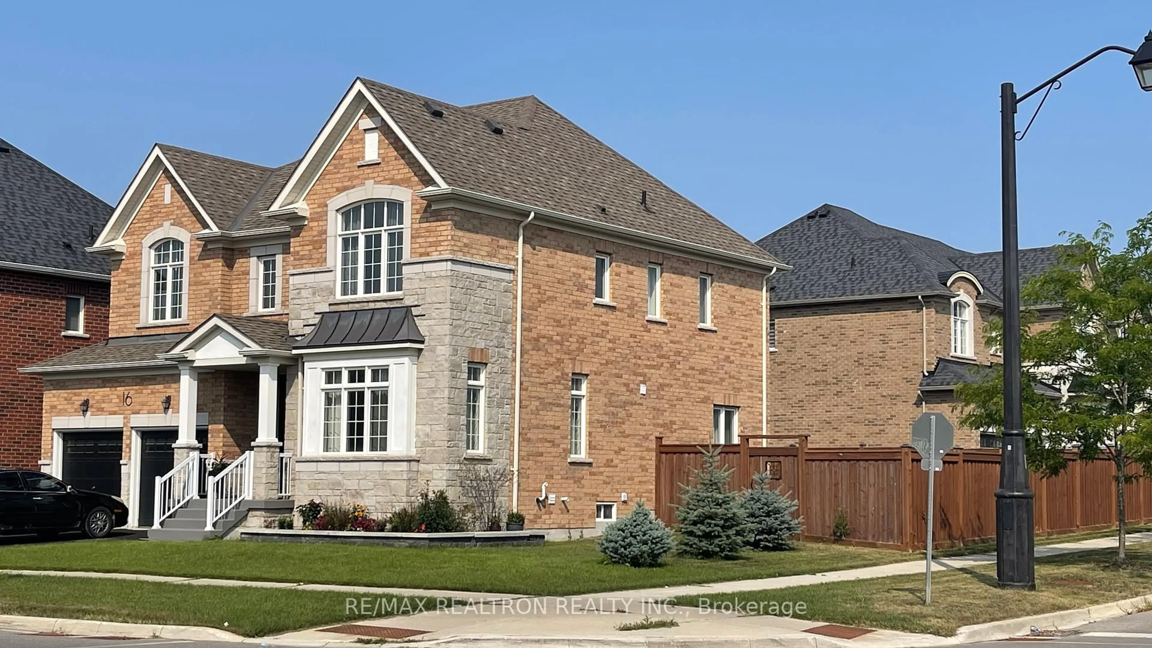 Home with brick exterior material, street for 16 Vivian creek Rd, East Gwillimbury Ontario L0G 1M0
