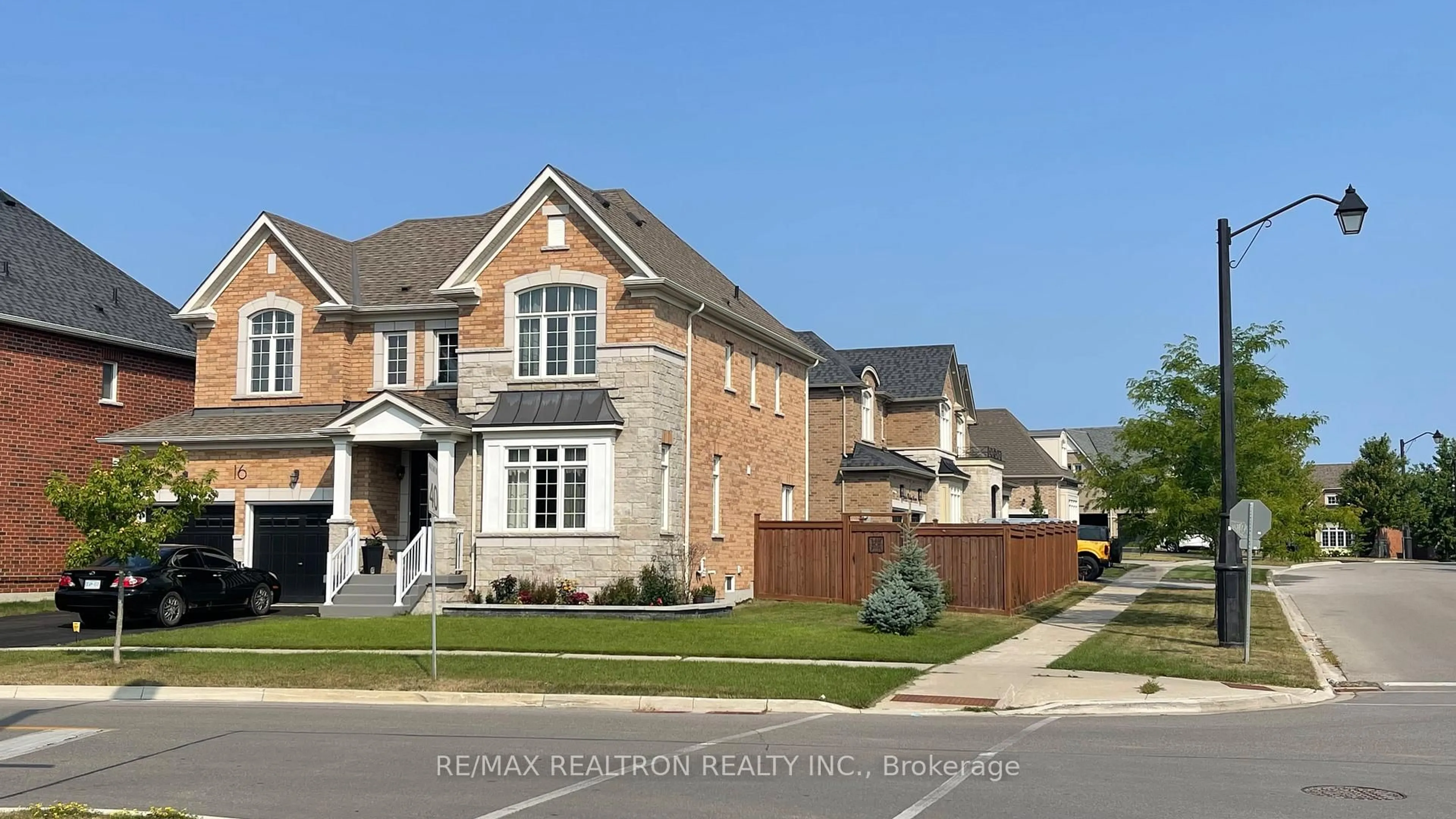 Home with brick exterior material, street for 16 Vivian creek Rd, East Gwillimbury Ontario L0G 1M0