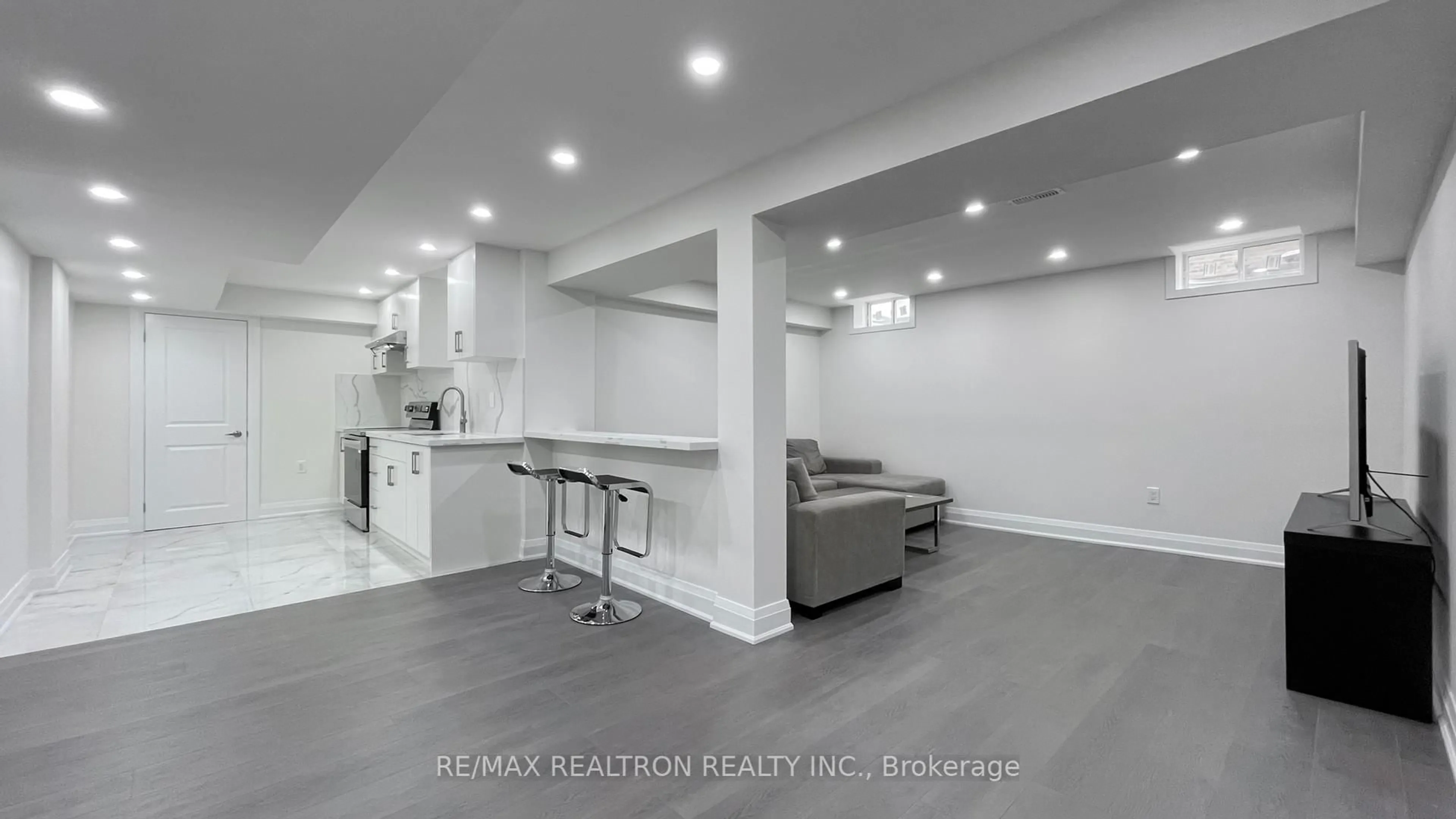 Open concept kitchen, ceramic/tile floor for 16 Vivian creek Rd, East Gwillimbury Ontario L0G 1M0