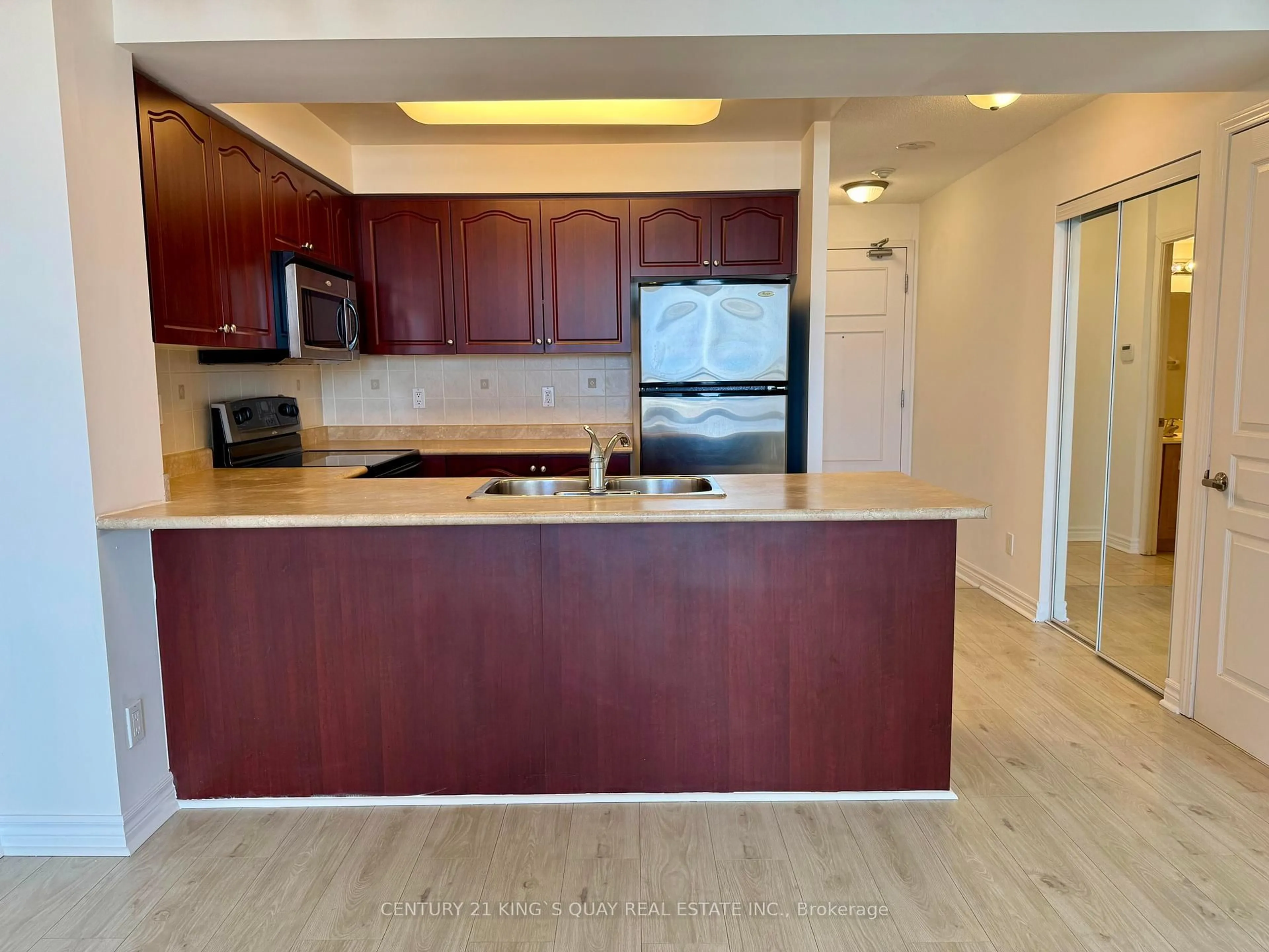 Standard kitchen, wood/laminate floor for 330 Red Maple Rd #1008, Richmond Hill Ontario L4C 0T6