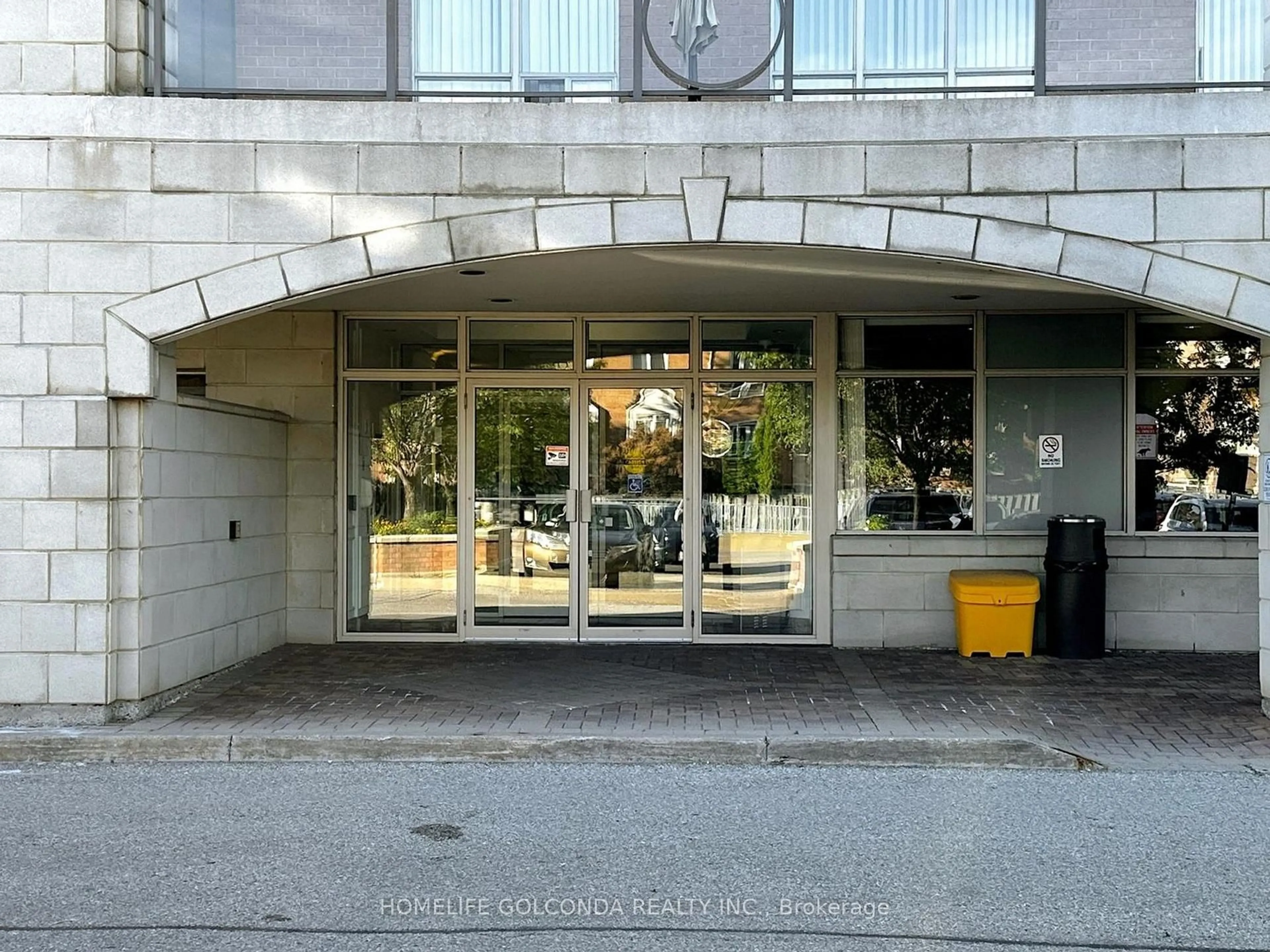 Indoor foyer for 130 pond Dr #102, Markham Ontario L3T 7W5