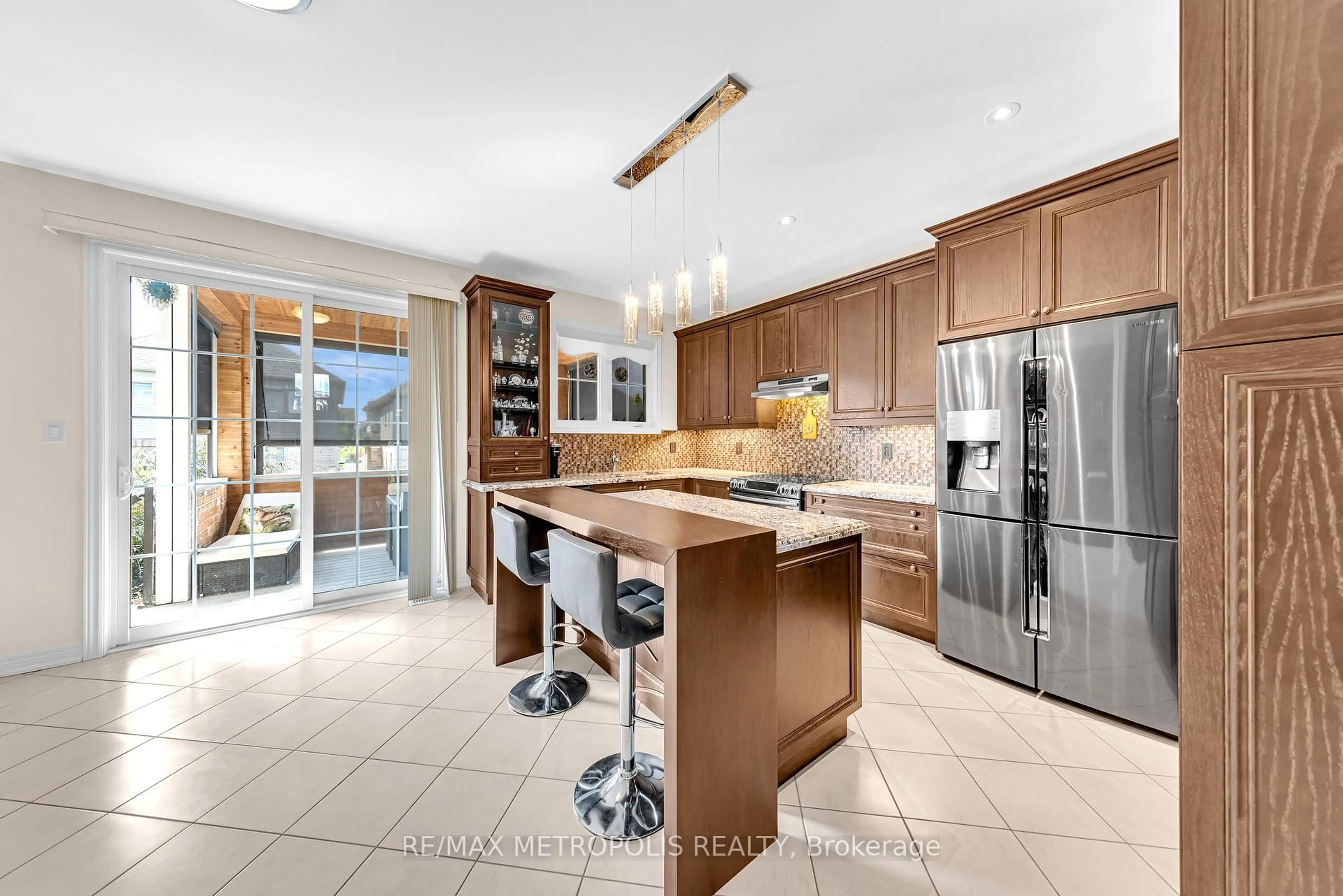 Contemporary kitchen, ceramic/tile floor for 44 Atkinson Cres, New Tecumseth Ontario L9R 0N8
