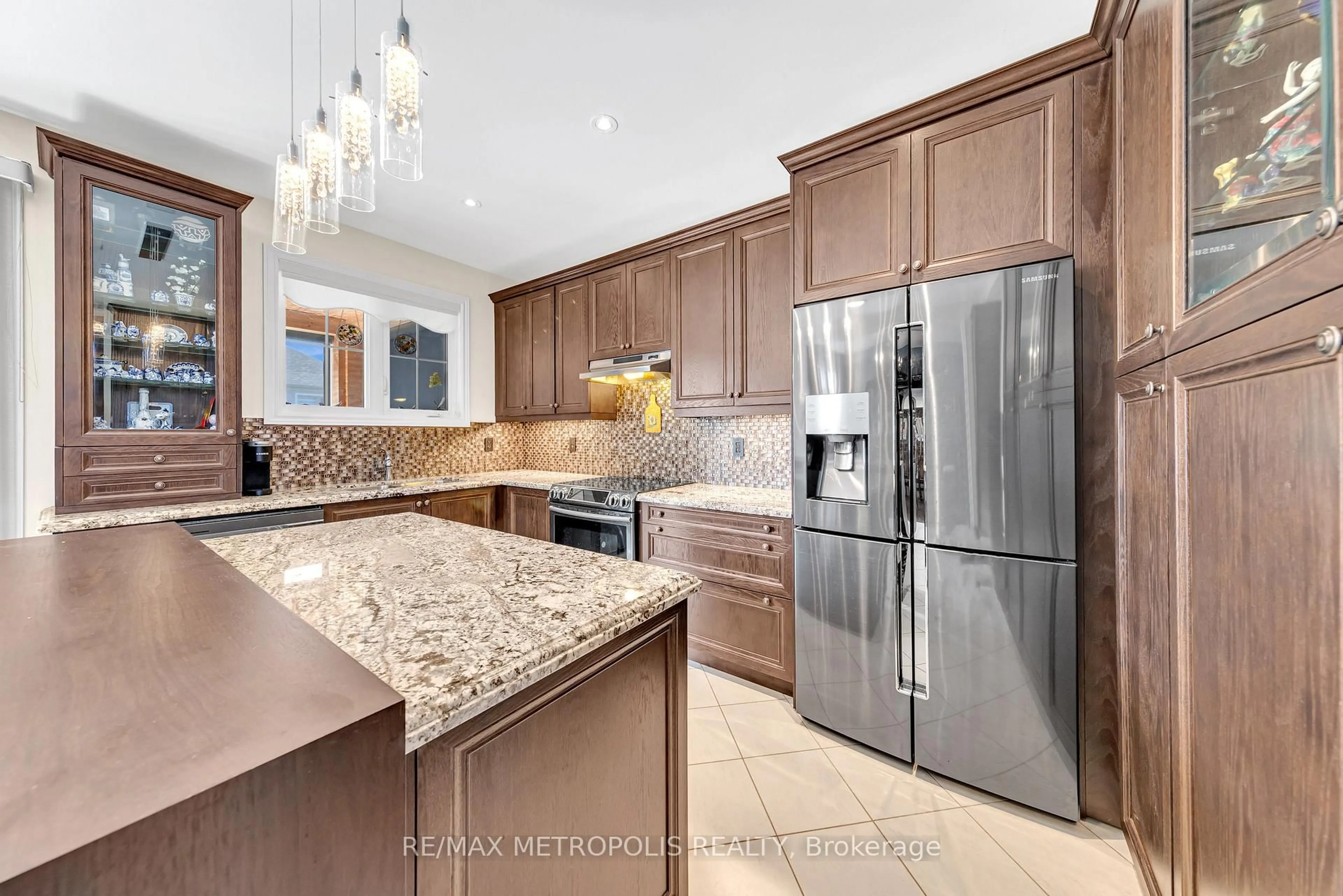 Contemporary kitchen, ceramic/tile floor for 44 Atkinson Cres, New Tecumseth Ontario L9R 0N8