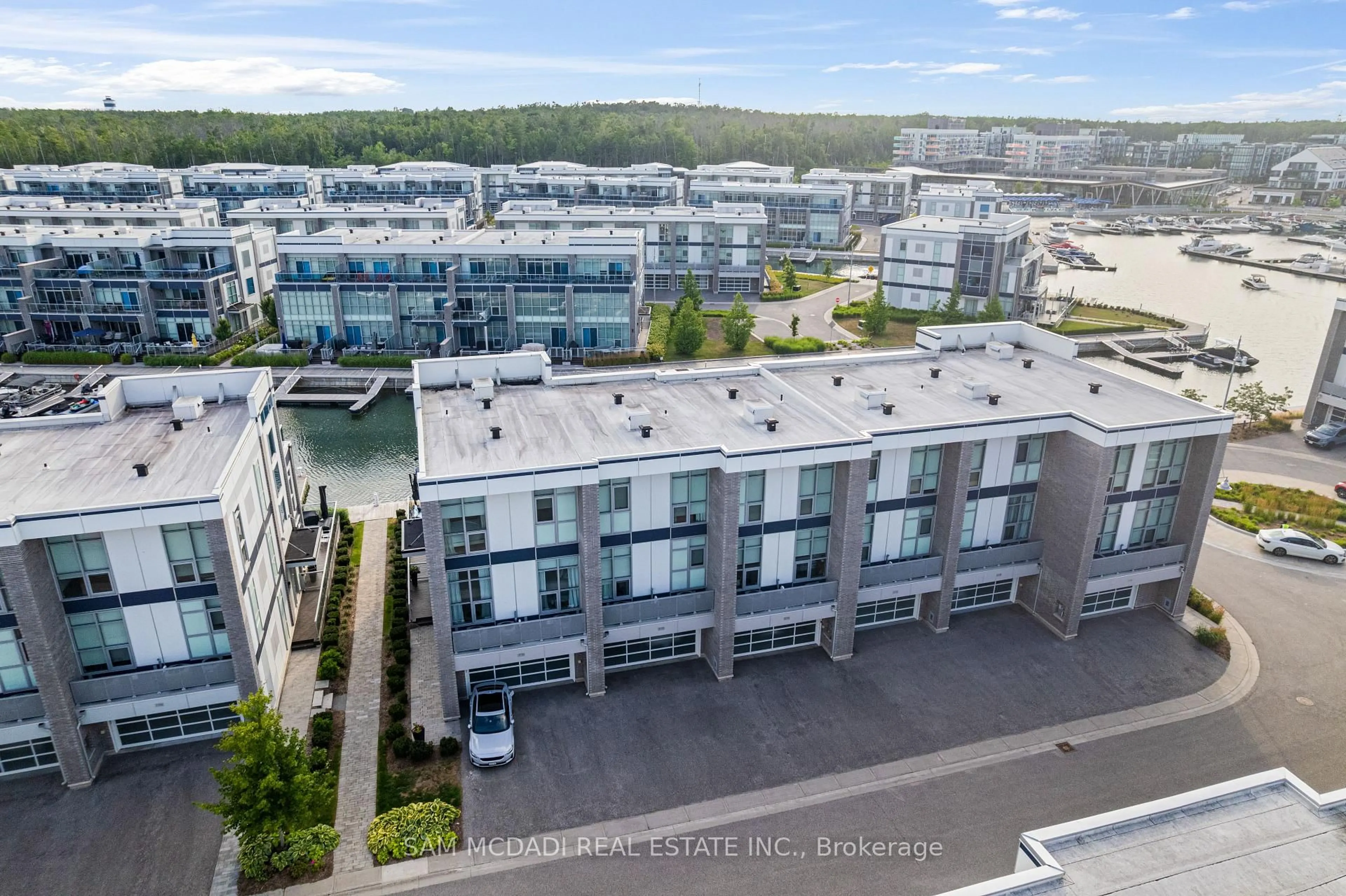 A pic from outside/outdoor area/front of a property/back of a property/a pic from drone, city buildings view from balcony for 3772 Mangusta Crt, Innisfil Ontario L9S 0L9