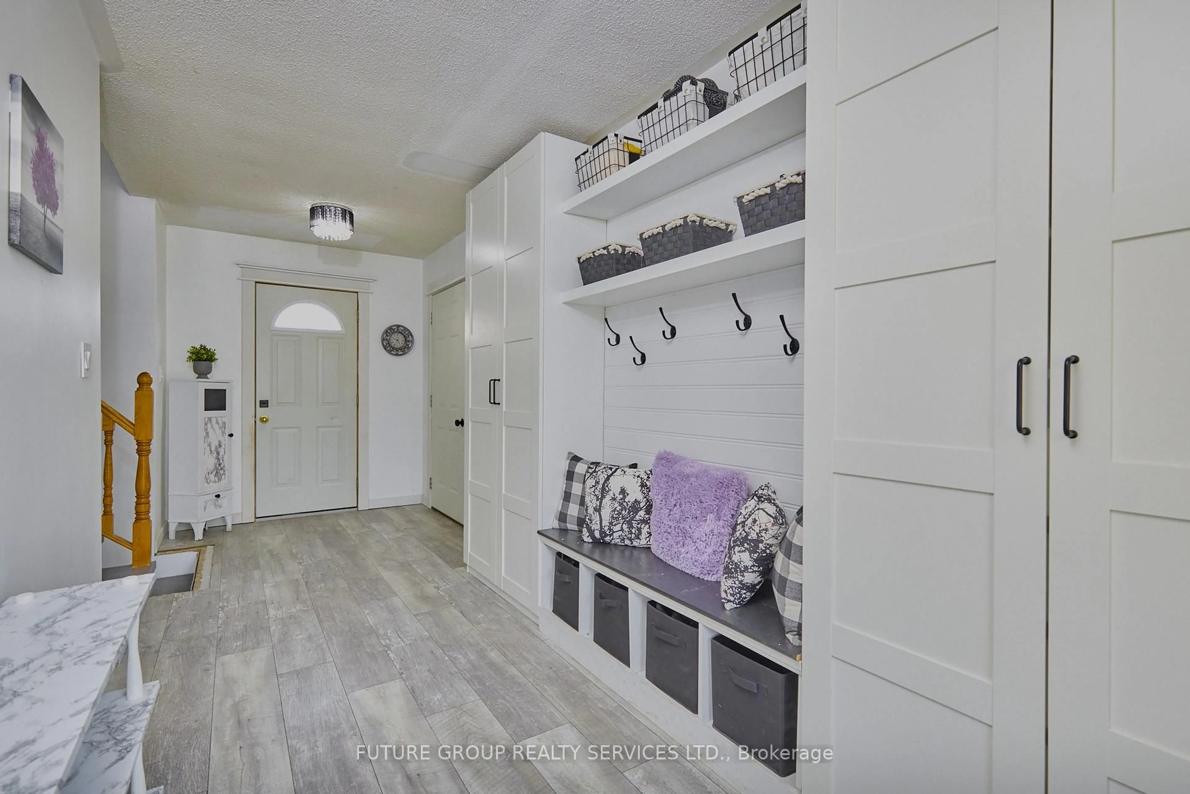 Indoor entryway for 5 Burke St, Georgina Ontario L0E 1R0