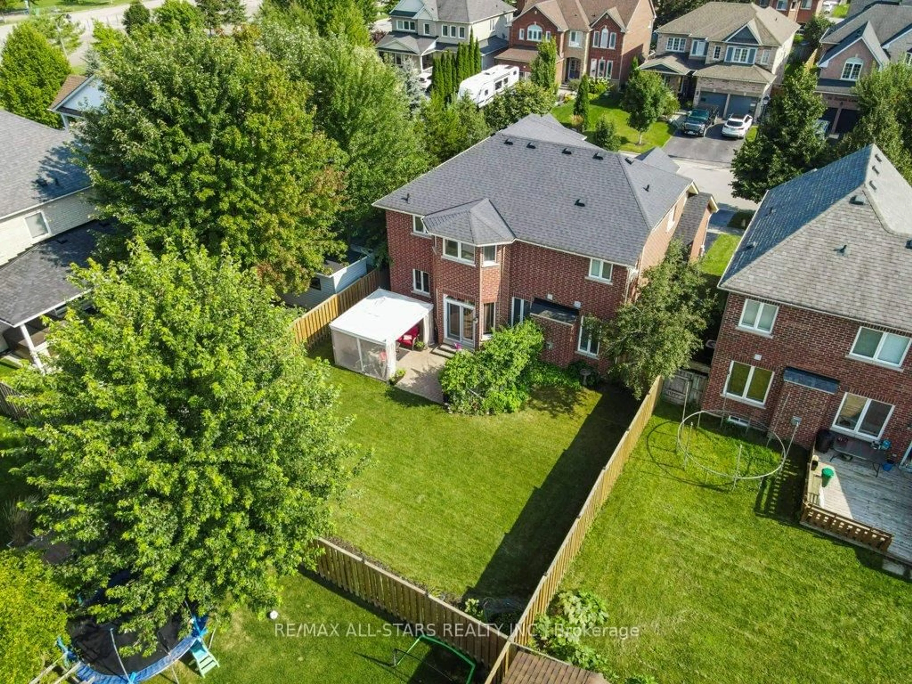 A pic from outside/outdoor area/front of a property/back of a property/a pic from drone, unknown for 67 Rosena Lane, Uxbridge Ontario L9P 1X6