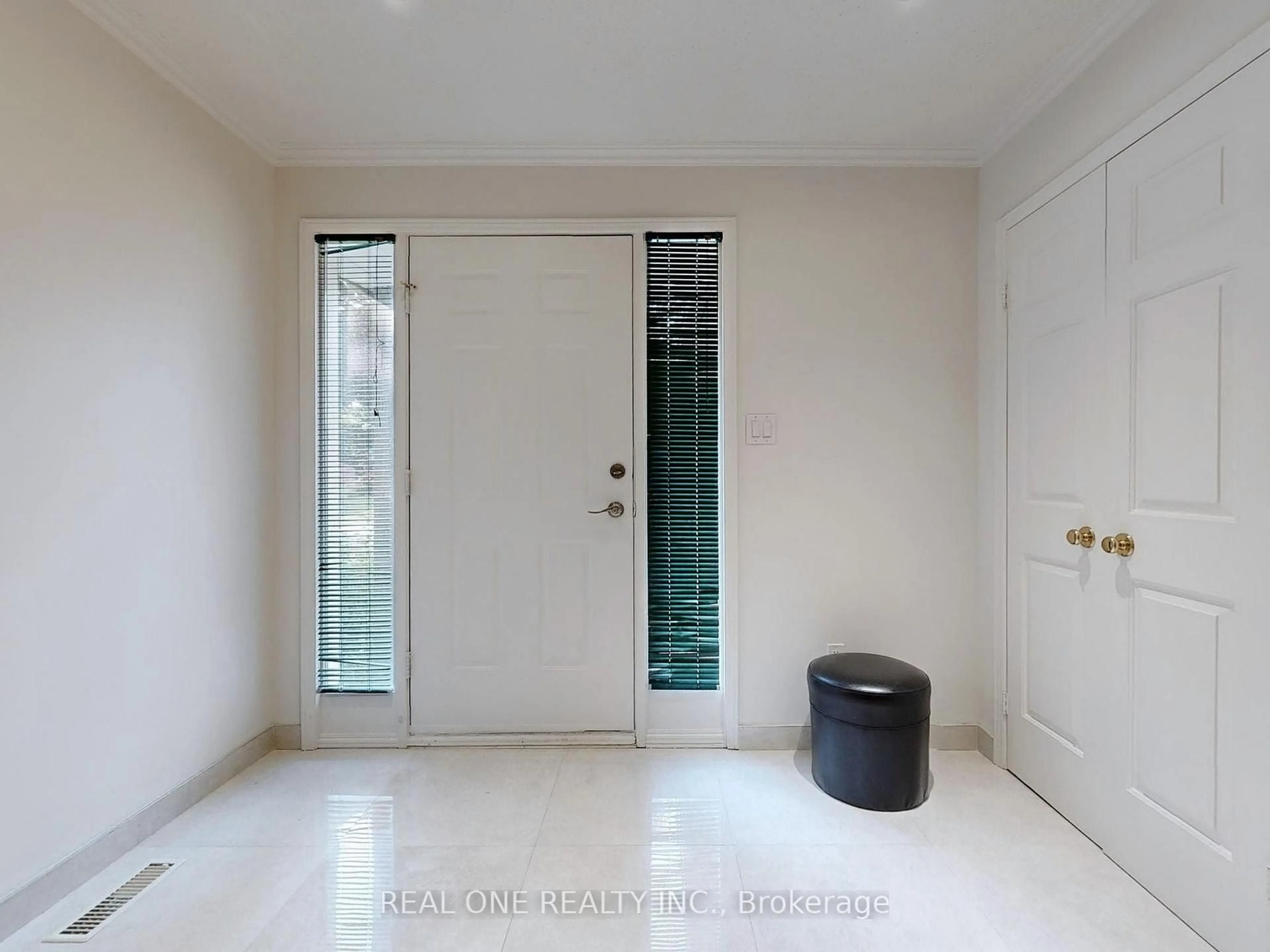 Indoor entryway for 35 Aitken Circ, Markham Ontario L3R 7L2