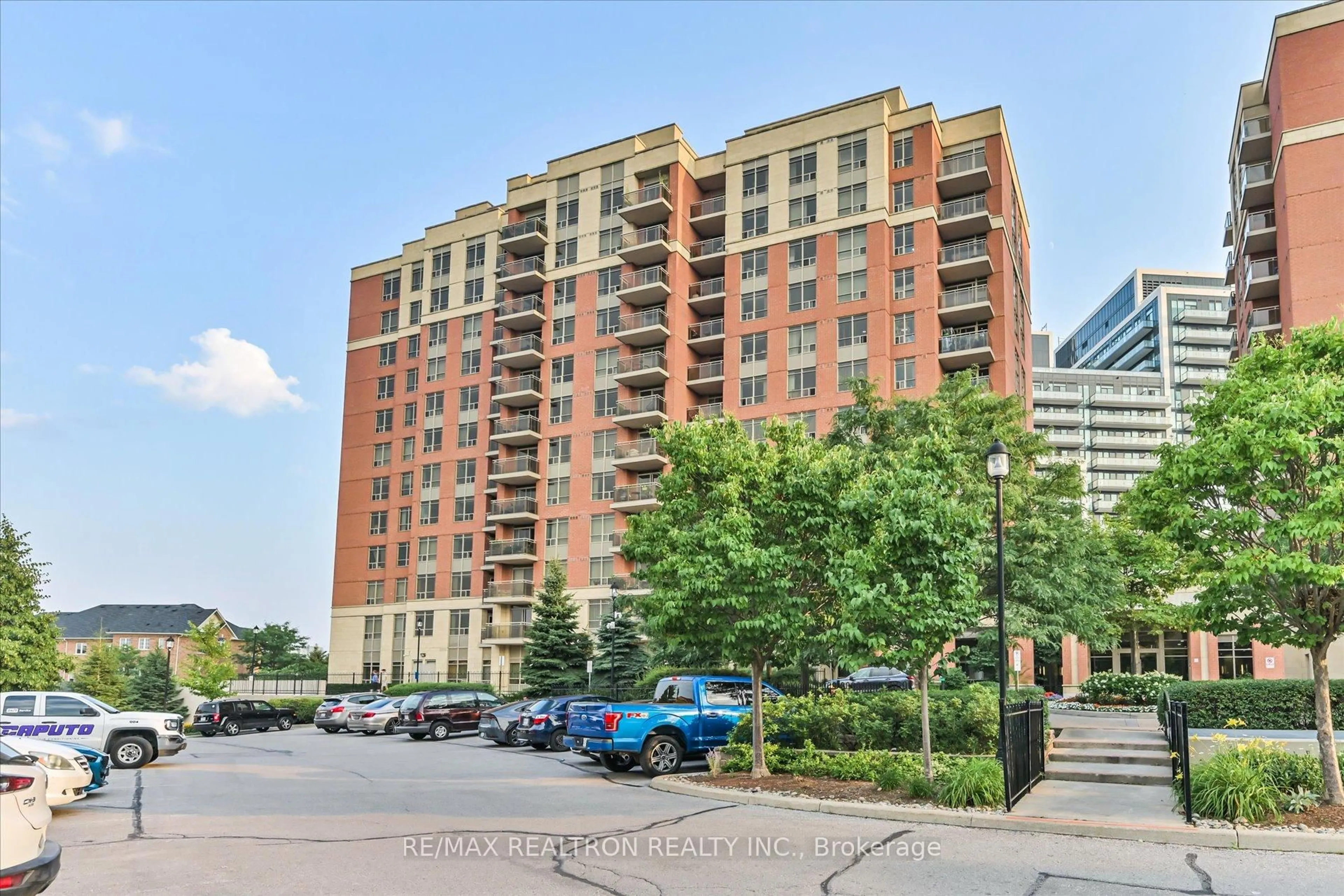 A pic from outside/outdoor area/front of a property/back of a property/a pic from drone, city buildings view from balcony for 73 King William Cres #206, Richmond Hill Ontario L4B 0C2