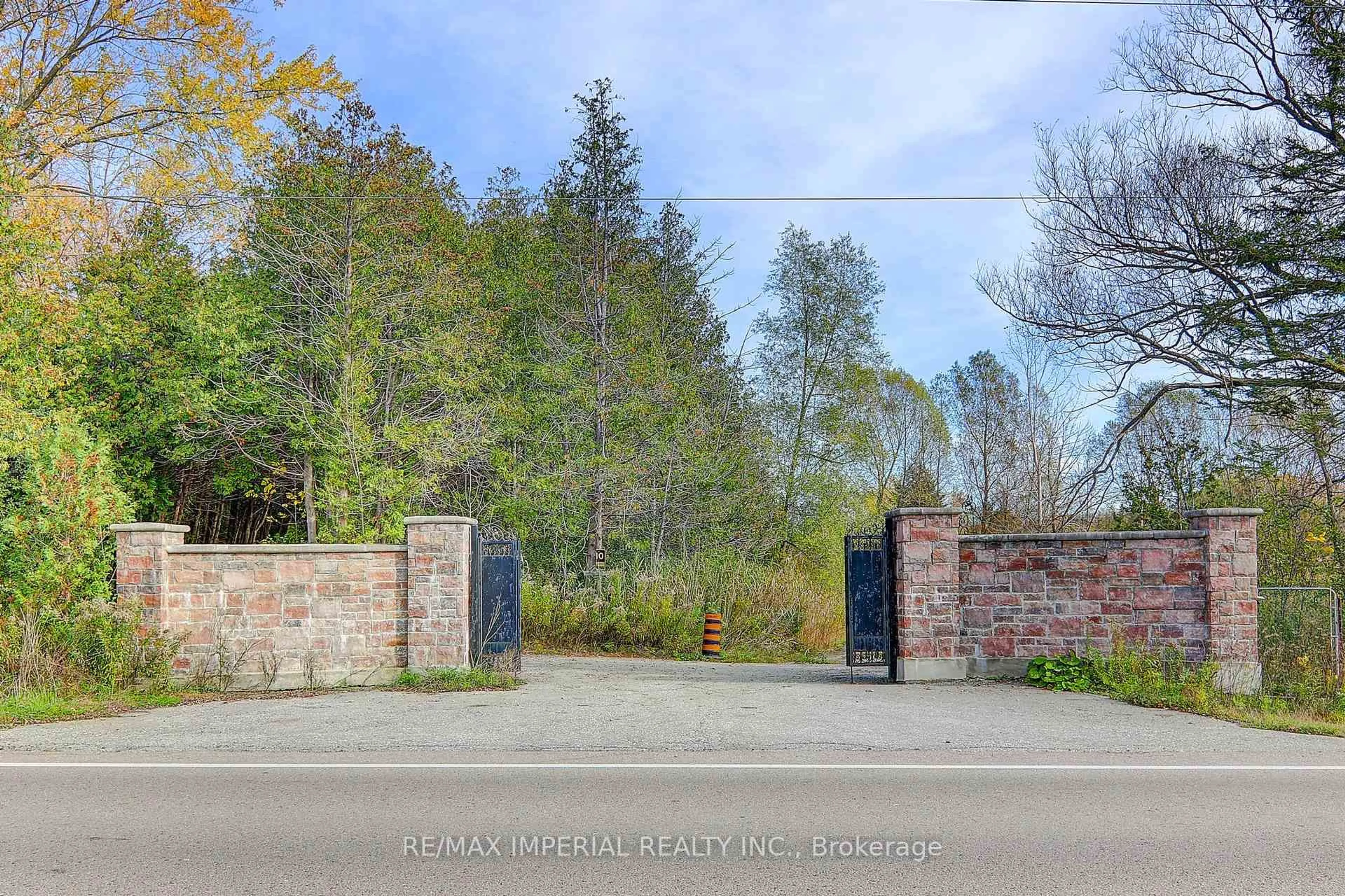 A pic from outside/outdoor area/front of a property/back of a property/a pic from drone, unknown for 13231 Kennedy Rd, Whitchurch-Stouffville Ontario L4A 7X5